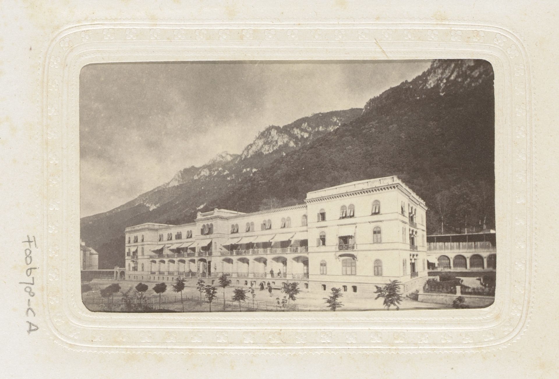 Gezicht op het Franz Josef-Hof te Băile Herculane by Carl Händl