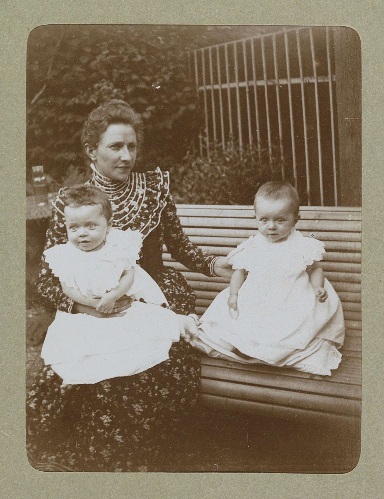 Vrouw met twee peuters bij een bank, waarschijnlijk de tweeling Ad en Johanna van der Kop en een familielid by Willem Carel van der Kop