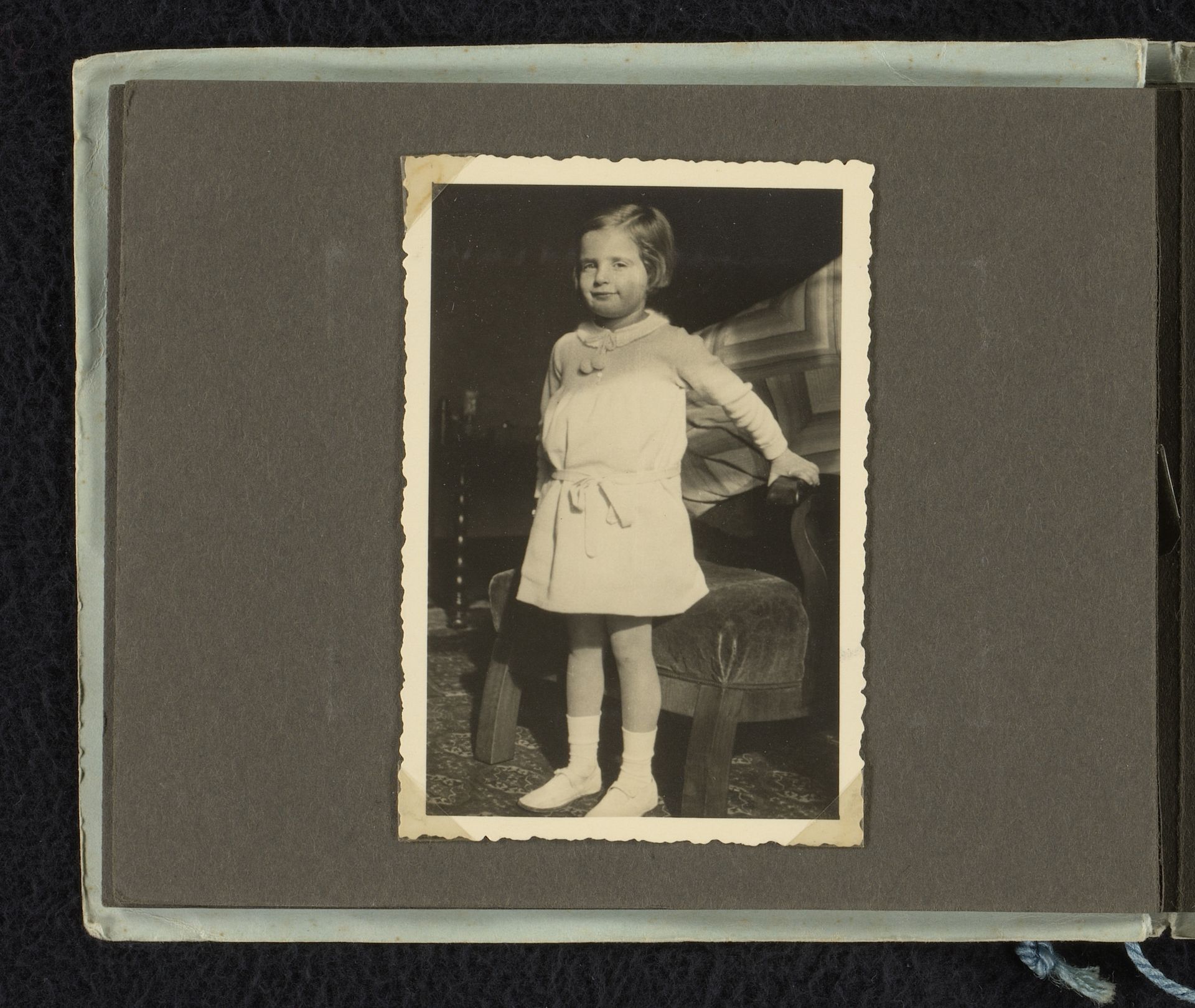 Isabel Wachenheimer staand voor een stoel in de woning van de familie Wachenheimer by familie Wachenheimer