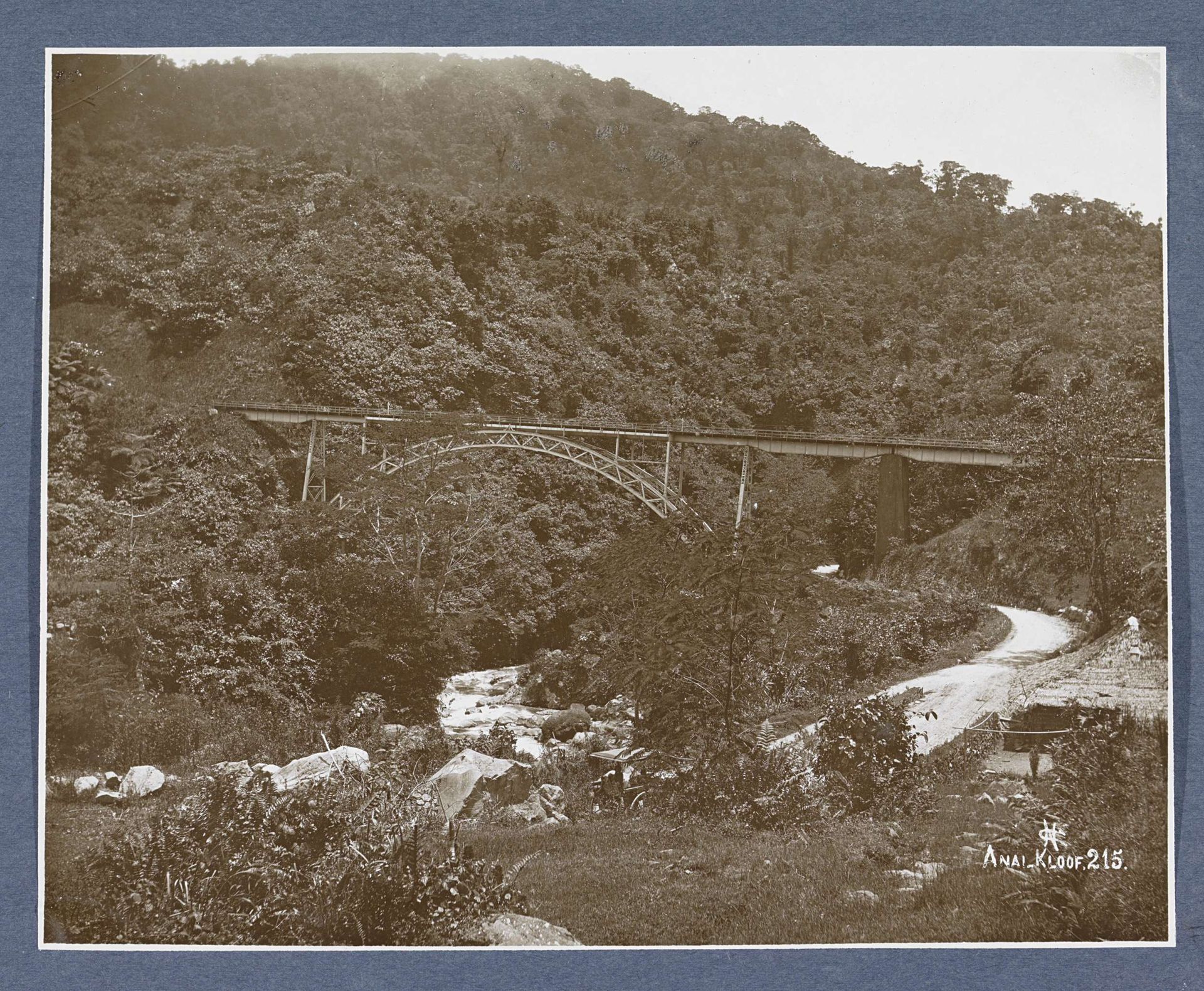 Spoorbrug in de Anaikloof op Sumatra by Christiaan Benjamin Nieuwenhuis