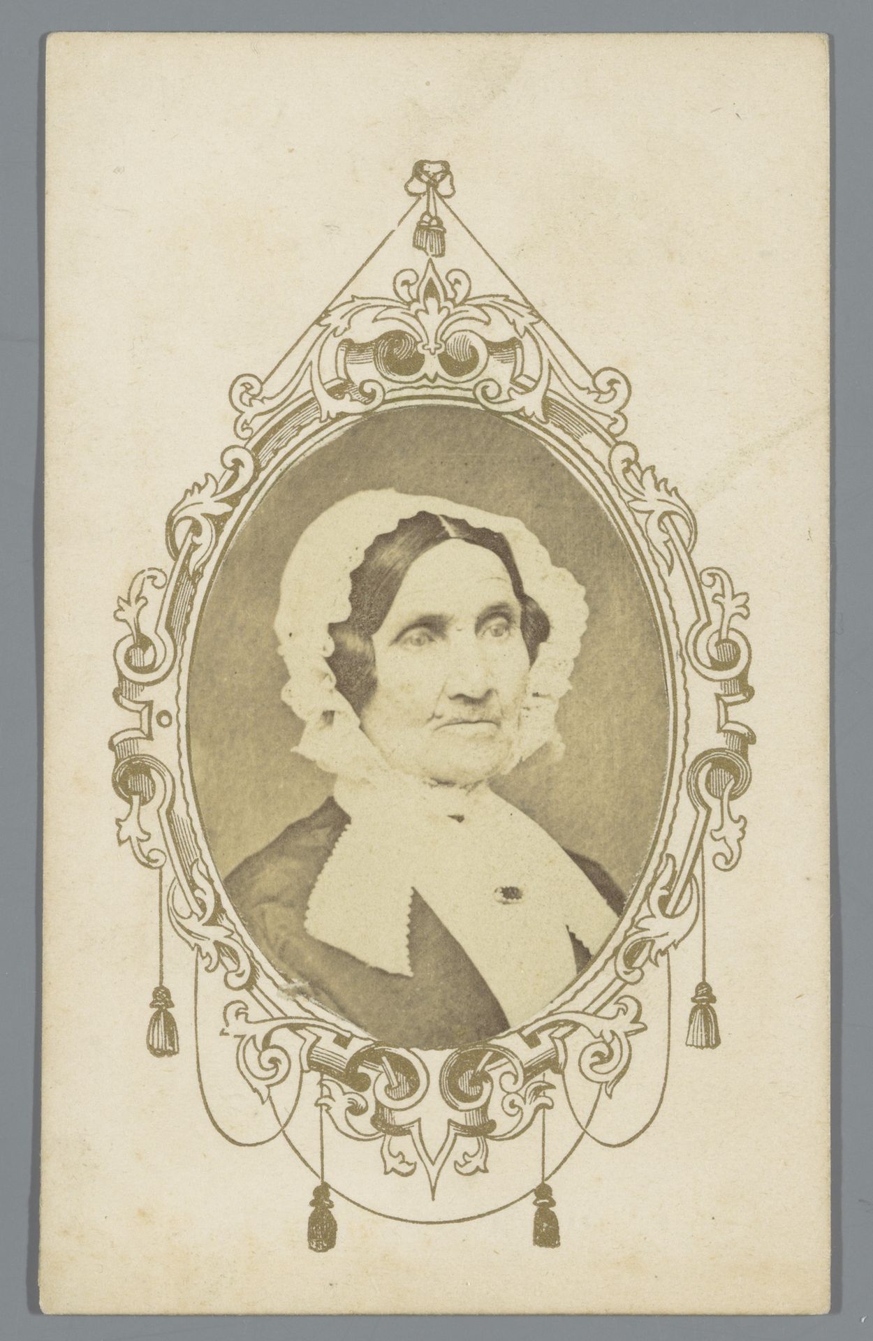 Portret van een onbekende vrouw by E.R. Gard