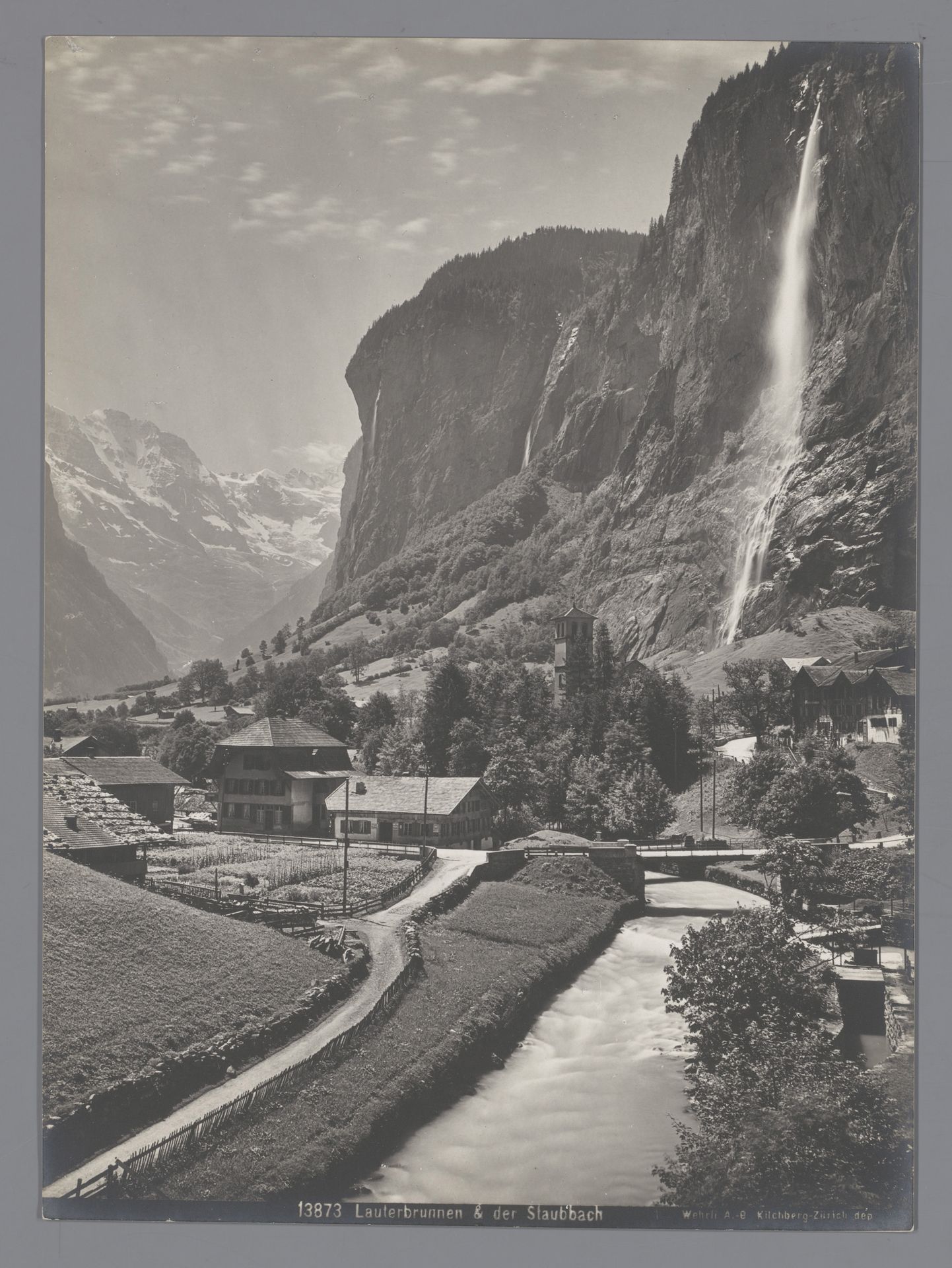 De plaats Lauterbrunnen en de Staubbach-waterval, Berner Oberland, Zwitserland by Gebrüder Wehrli
