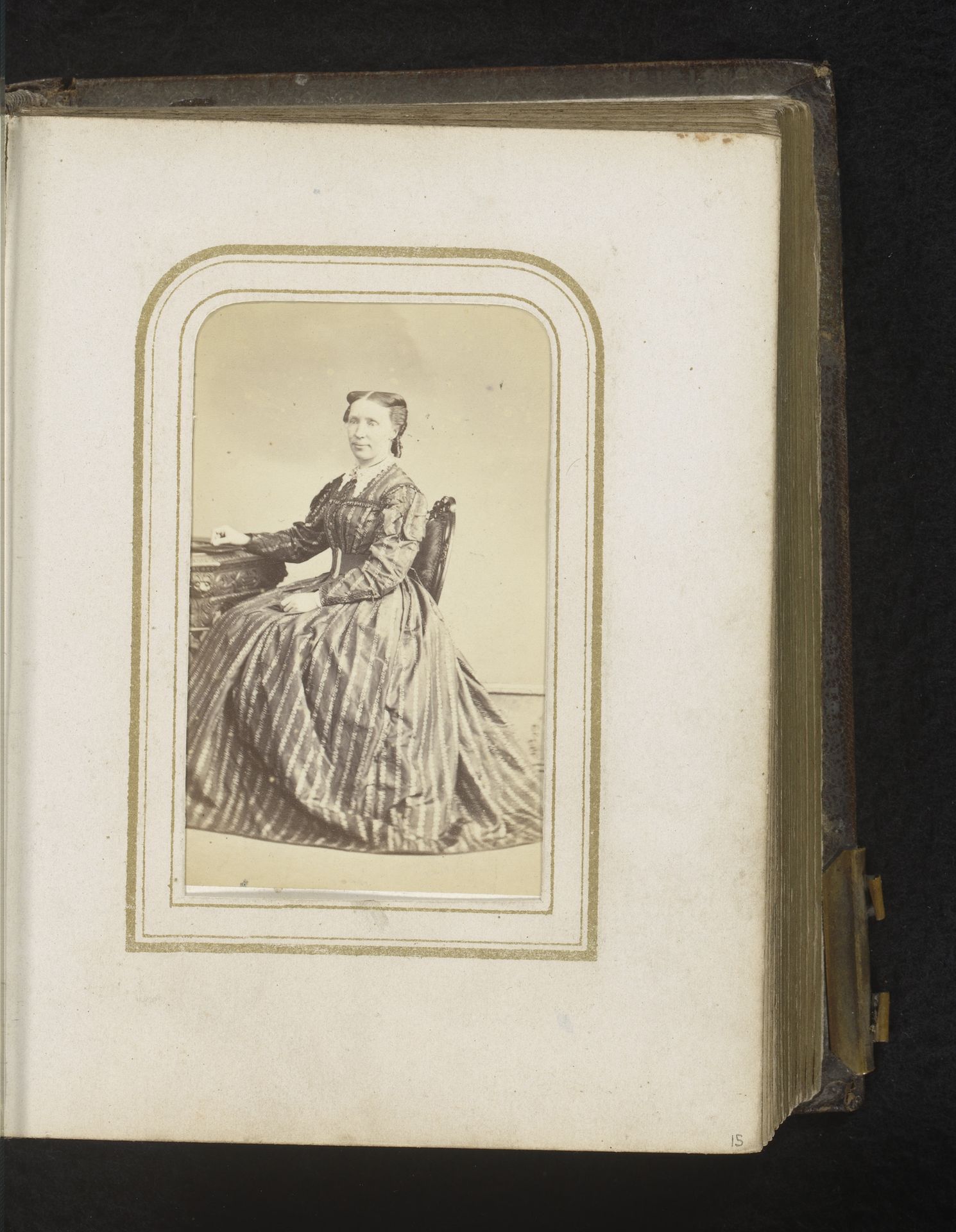 Portret van een vrouw, zittend aan een tafel by J. Horsburgh