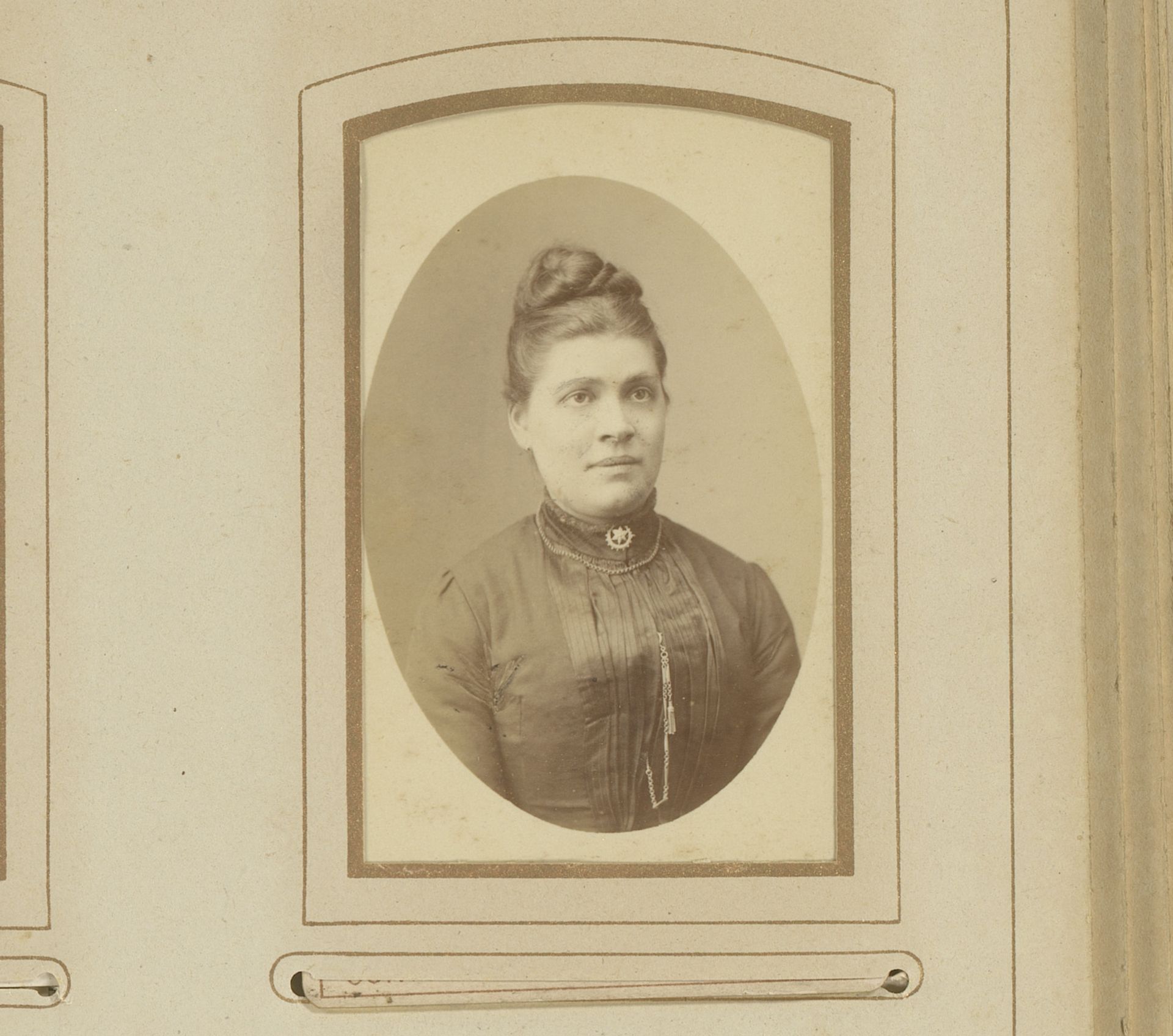 Portret van een vrouw by Lambertus Martinus Delboy