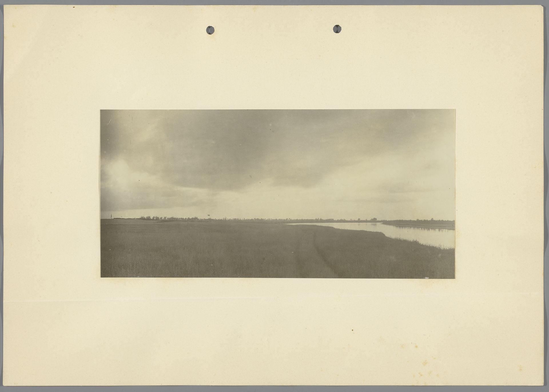 Landschap nabij Dömsöd aan de Donau, Hongarije by Jan Lanting