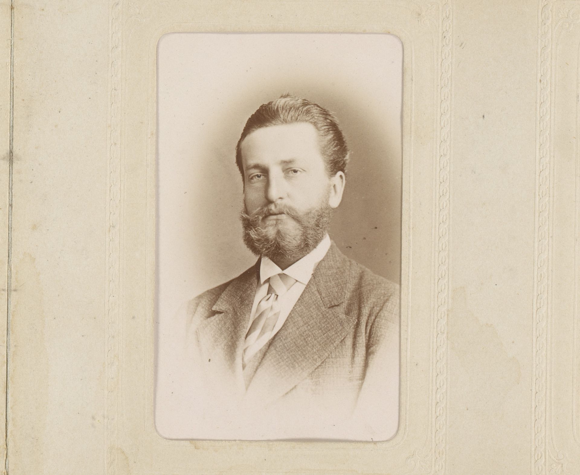 Portret van een man met snor en baard by Moriz Ludwig Winter