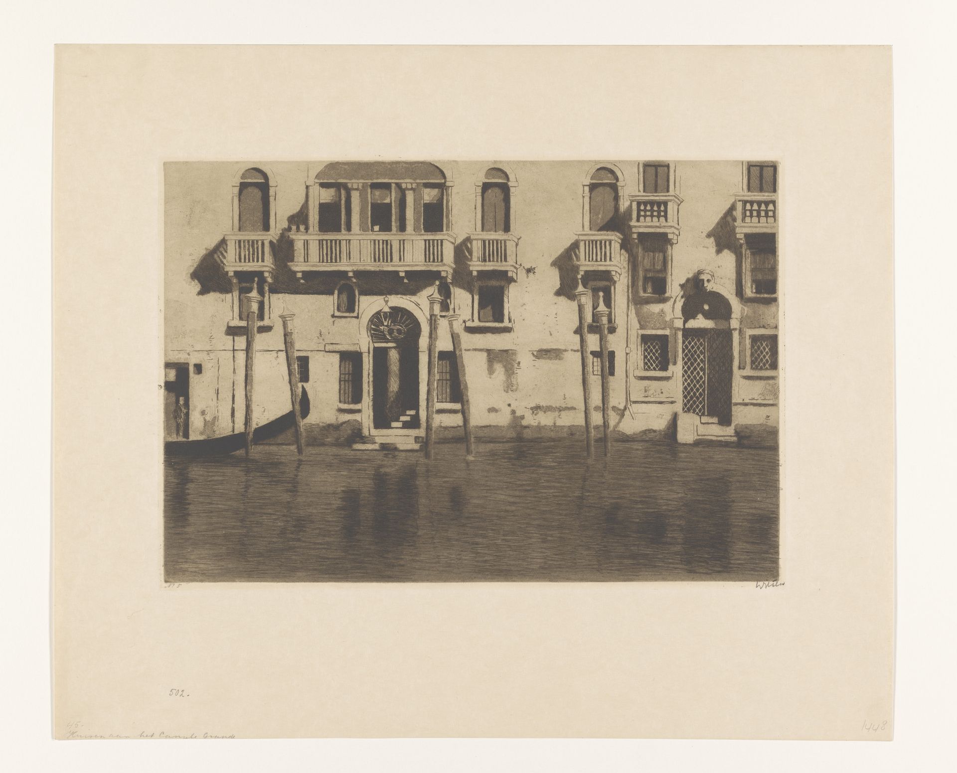 Gezicht op gevels en meerpalen langs het Canale Grande in Venetië by Willem Witsen