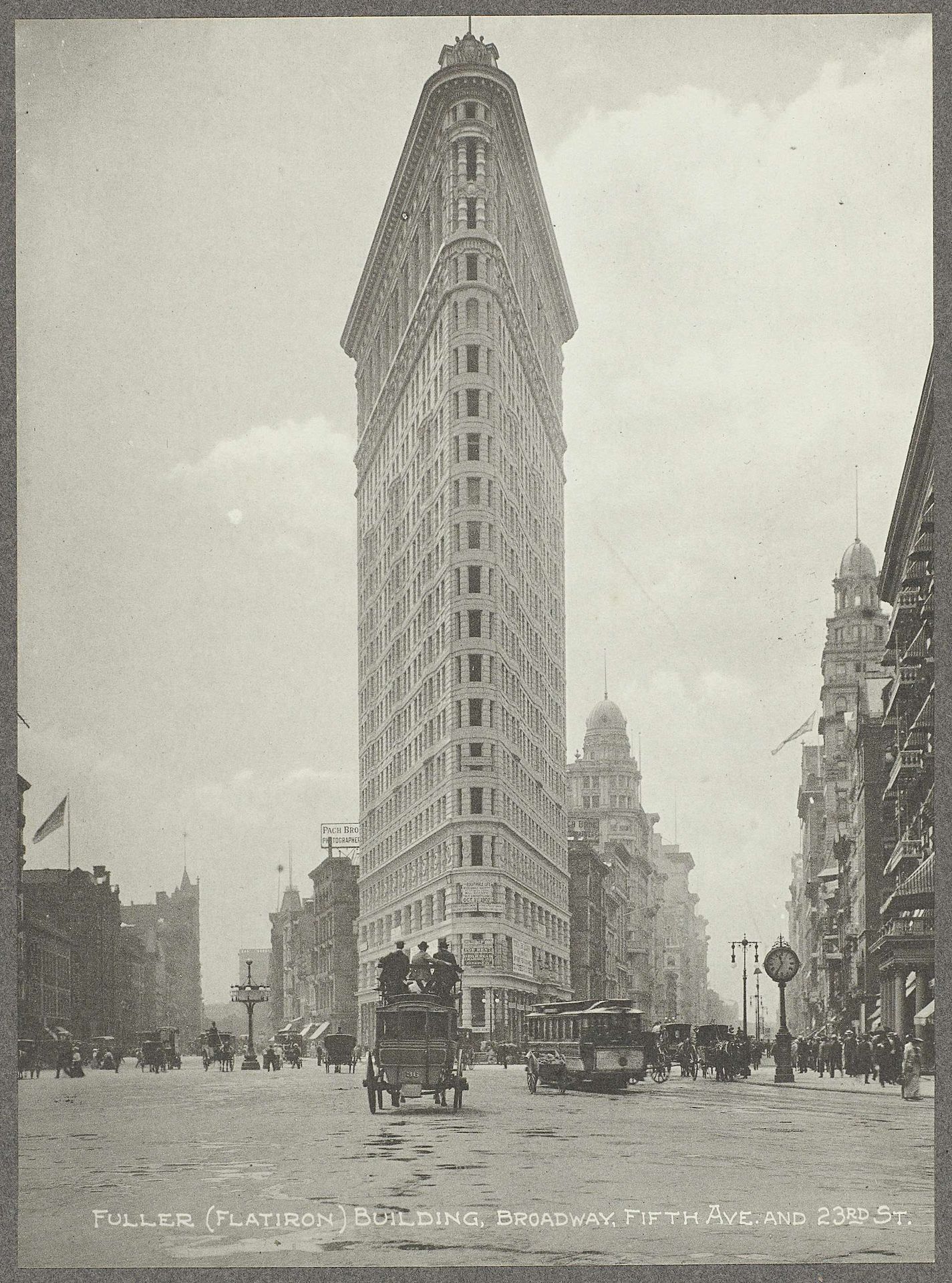 Gezicht op het Flatiron Building op de hoek van Fifth Avenue en 23rd Street, New York by Anonymous