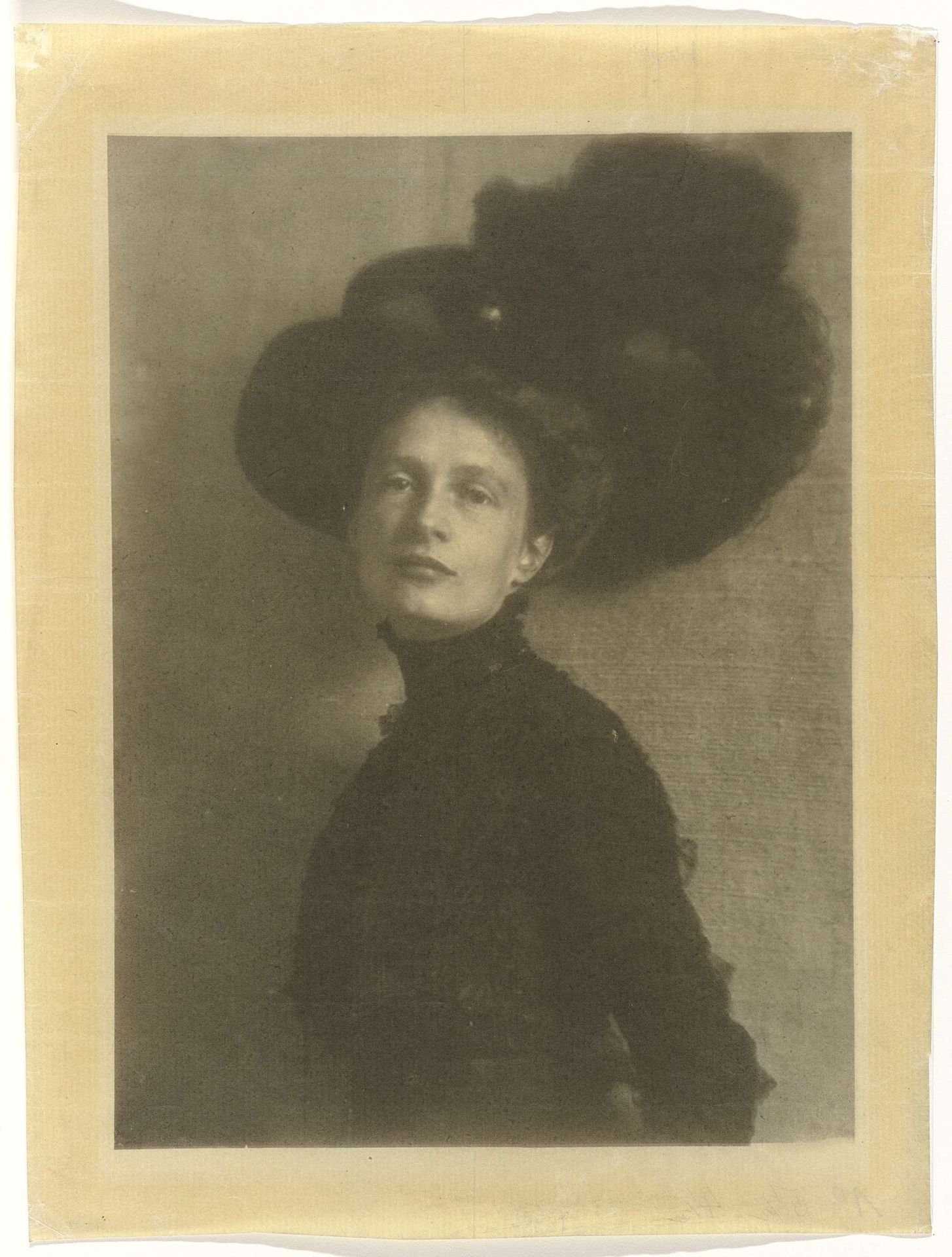 Portret van een onbekende vrouw met hoed by Heinrich Kuhn