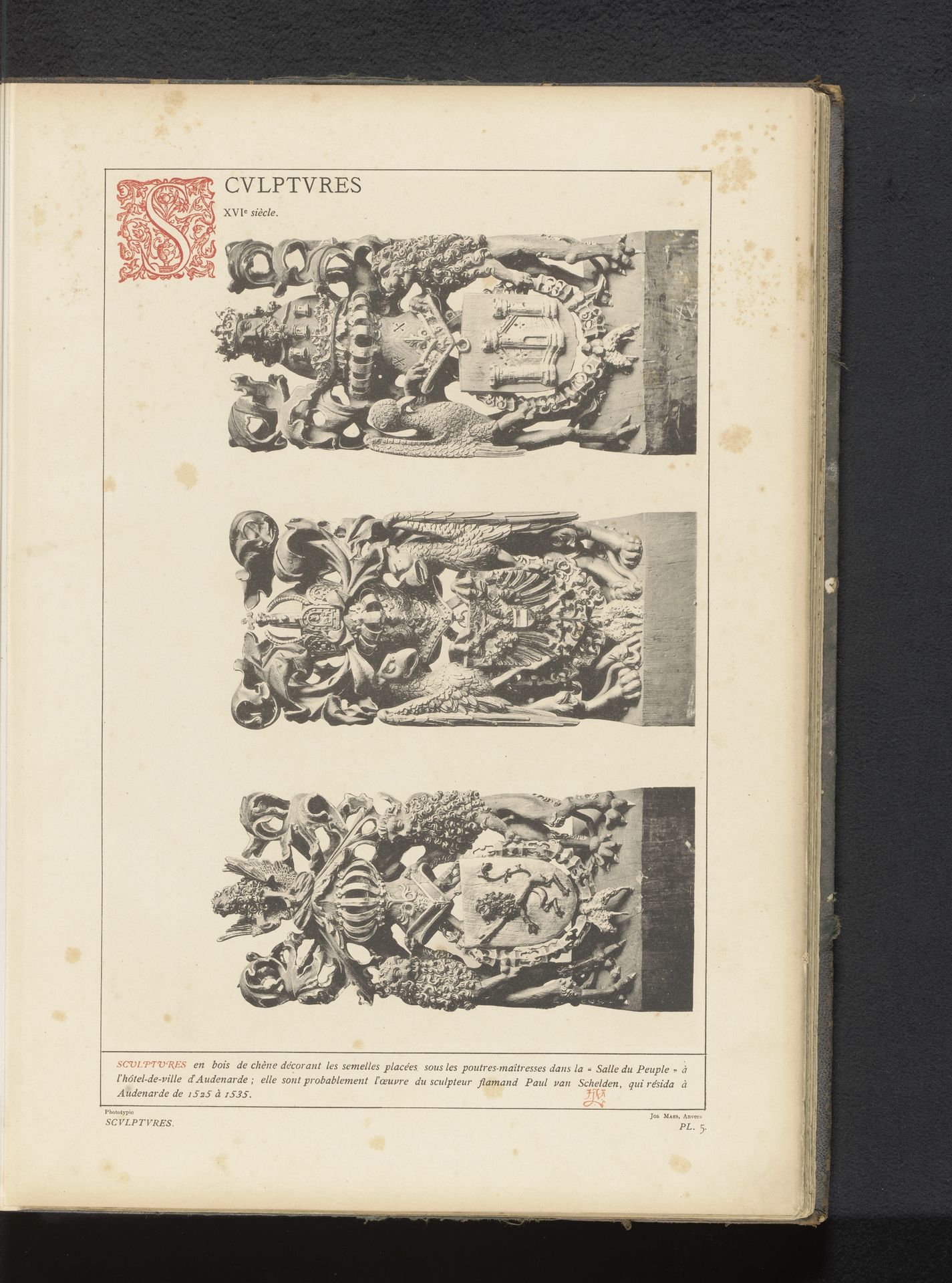 Drie sculpturen van eikenhout met familiewapens in het stadhuis van Oudenaarde, België by Anonymous