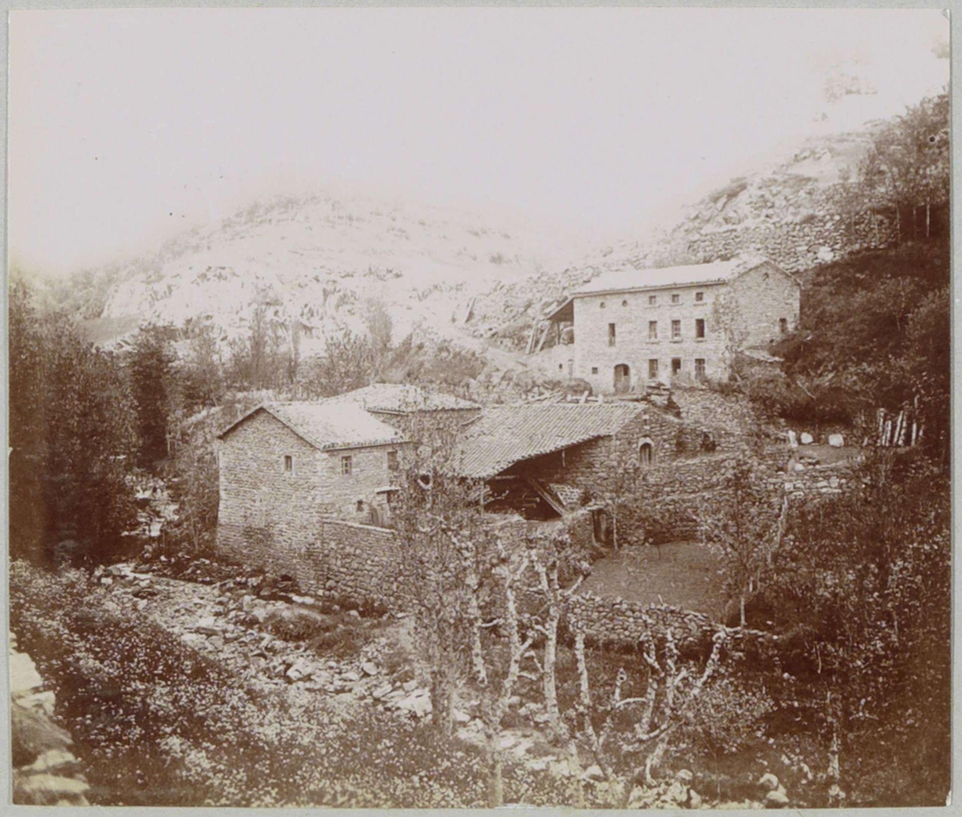 Huizen tegen een bergwand, vermoedelijk in de Auvergne by Delizy