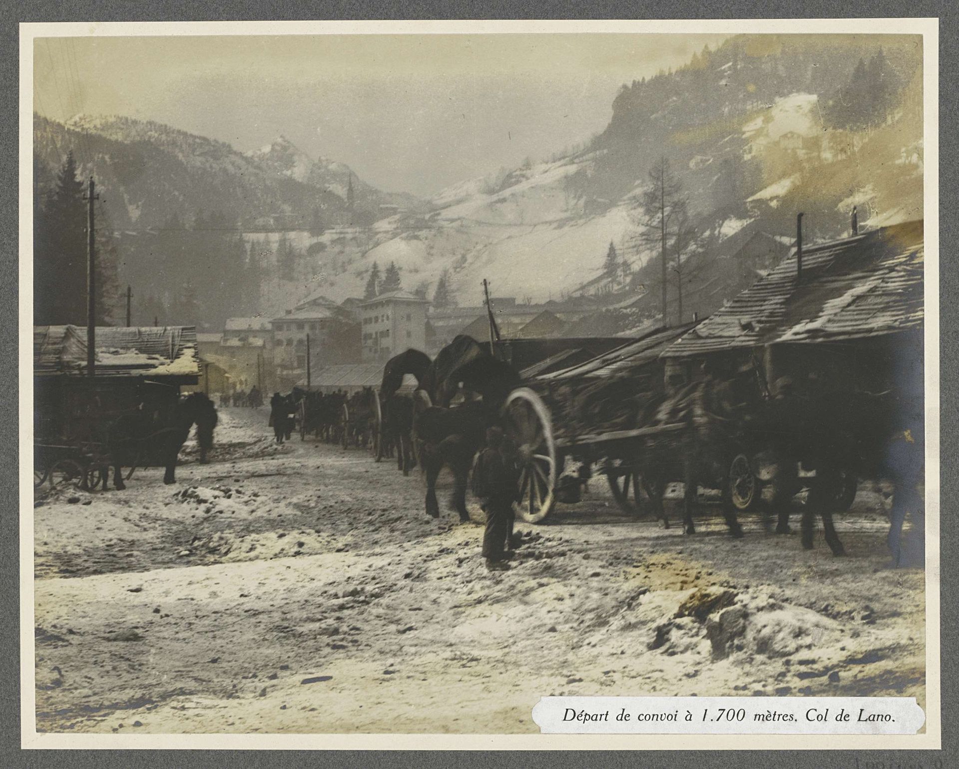 Vertrek van een militair konvooi vanuit een dorp op 1700 meter bij de Col de Lano (Lana), vermoedelijk Italianen by Henri de Rothschild