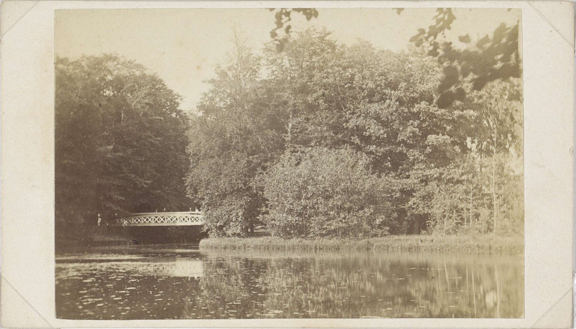 Gezicht op een brug over een water, mogelijk in een park by Andries Jager