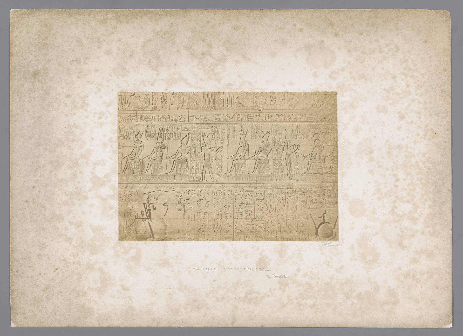 Hiërogliefen op de buitenmuur van het tempelcomplex te Denderea by Francis Frith