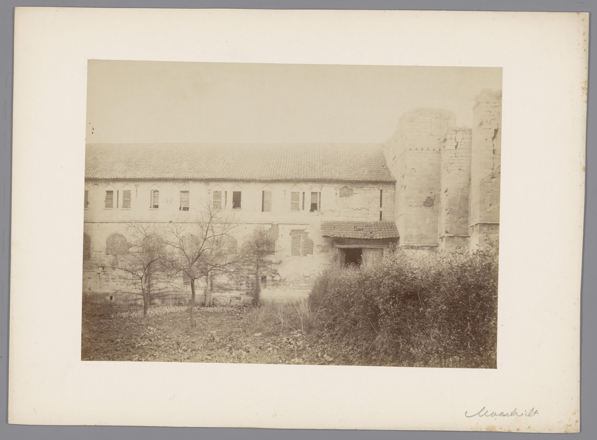 Binnenplaats van het oude Beyart klooster te Maastricht by anoniem (Monumentenzorg)