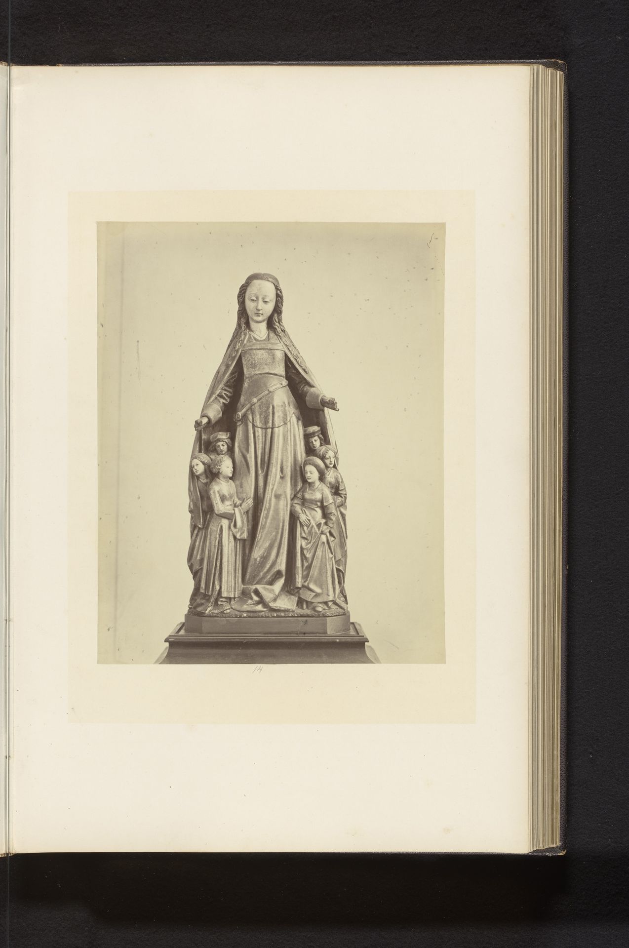 Sculptuur van gekleurd eikenhout van Maria die monniken en nonnen onder haar mantel verstopt, opgesteld op een tentoonstelling over religieuze objecten uit de middeleeuwen en renaissance in 1864 in Mechelen by Joseph Maes