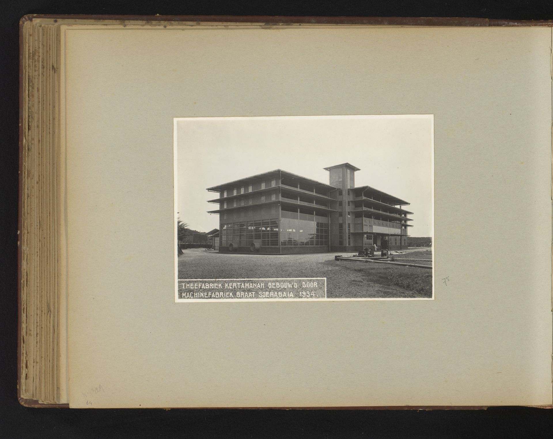 Theefabriek Kertamanah gebouwd door Machinefabriek Braat Soerabaia 1934 by Anonymous