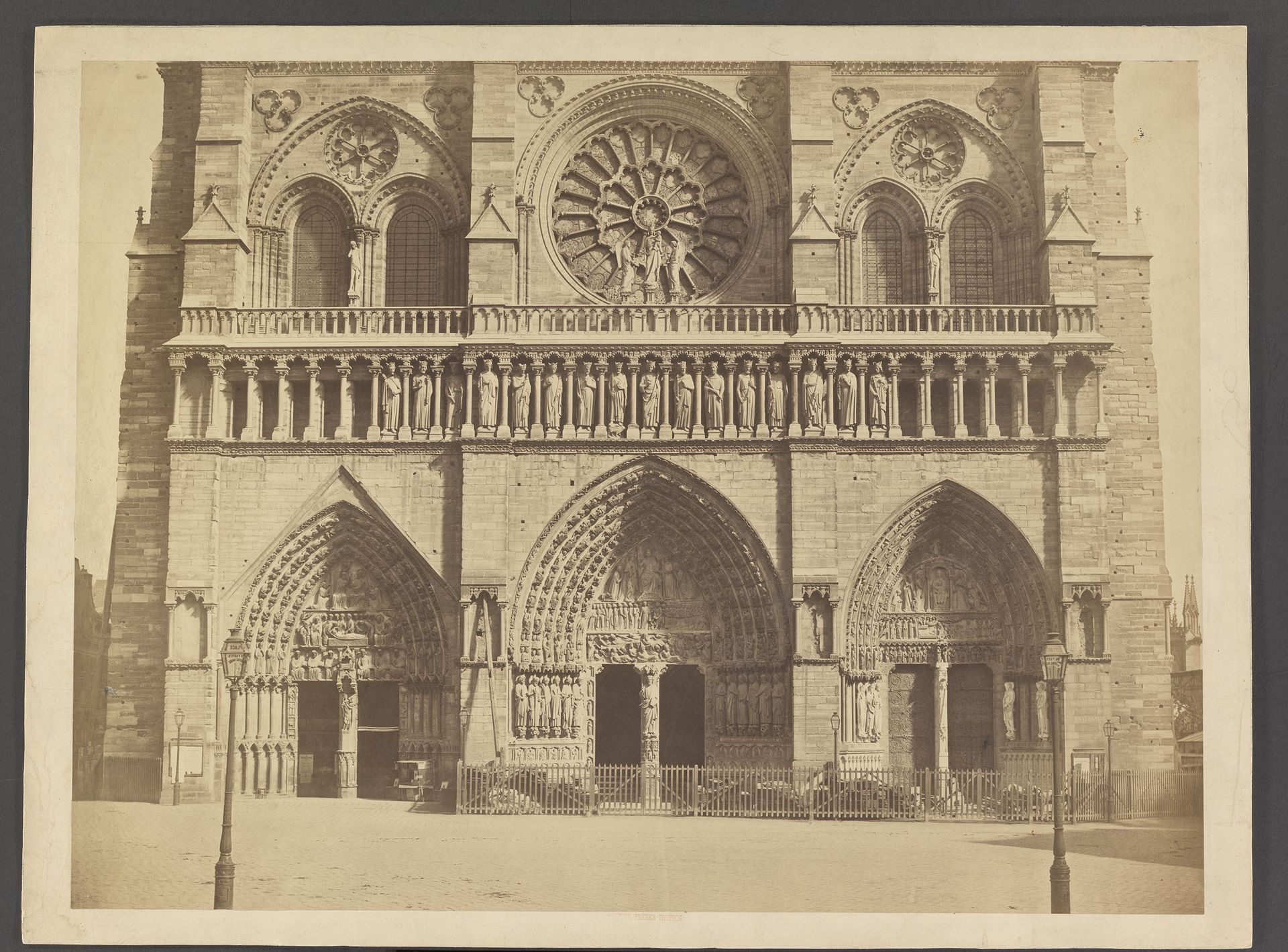 Façade van de Notre-Dame te Parijs by Bisson Frères