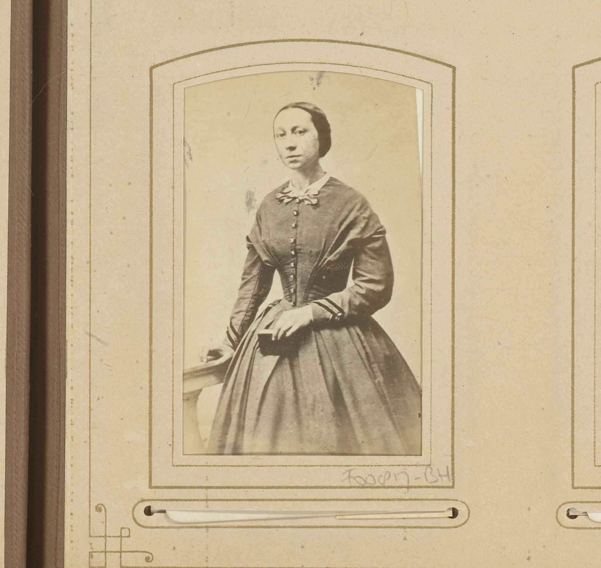 Portret van een staande vrouw by Louis Robert Werner