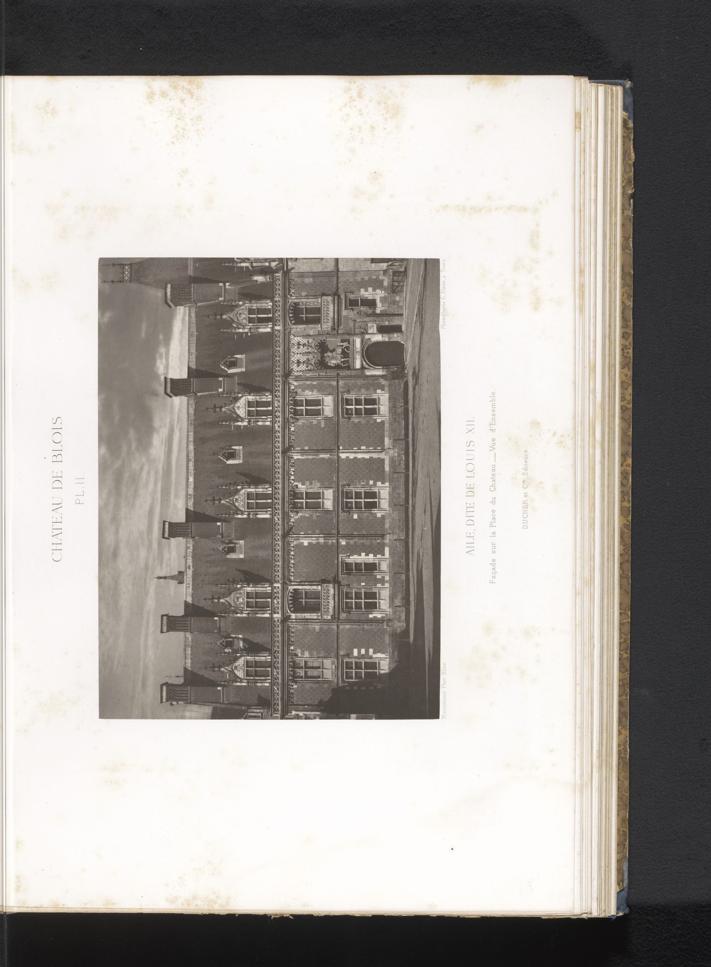 Gezicht op de Lodewijk XII vleugel van het Kasteel van Blois by Médéric Mieusement