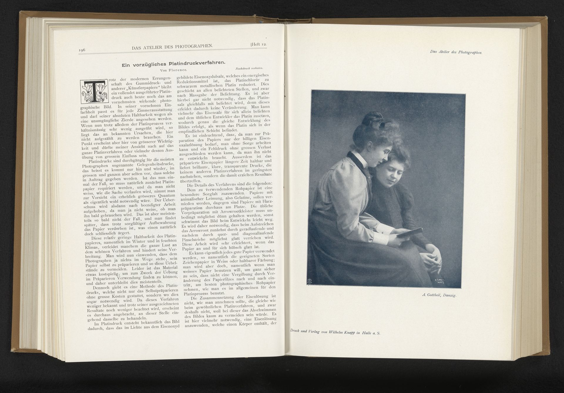 Twee vrouwen lezen een kaart by Albert Gottheil