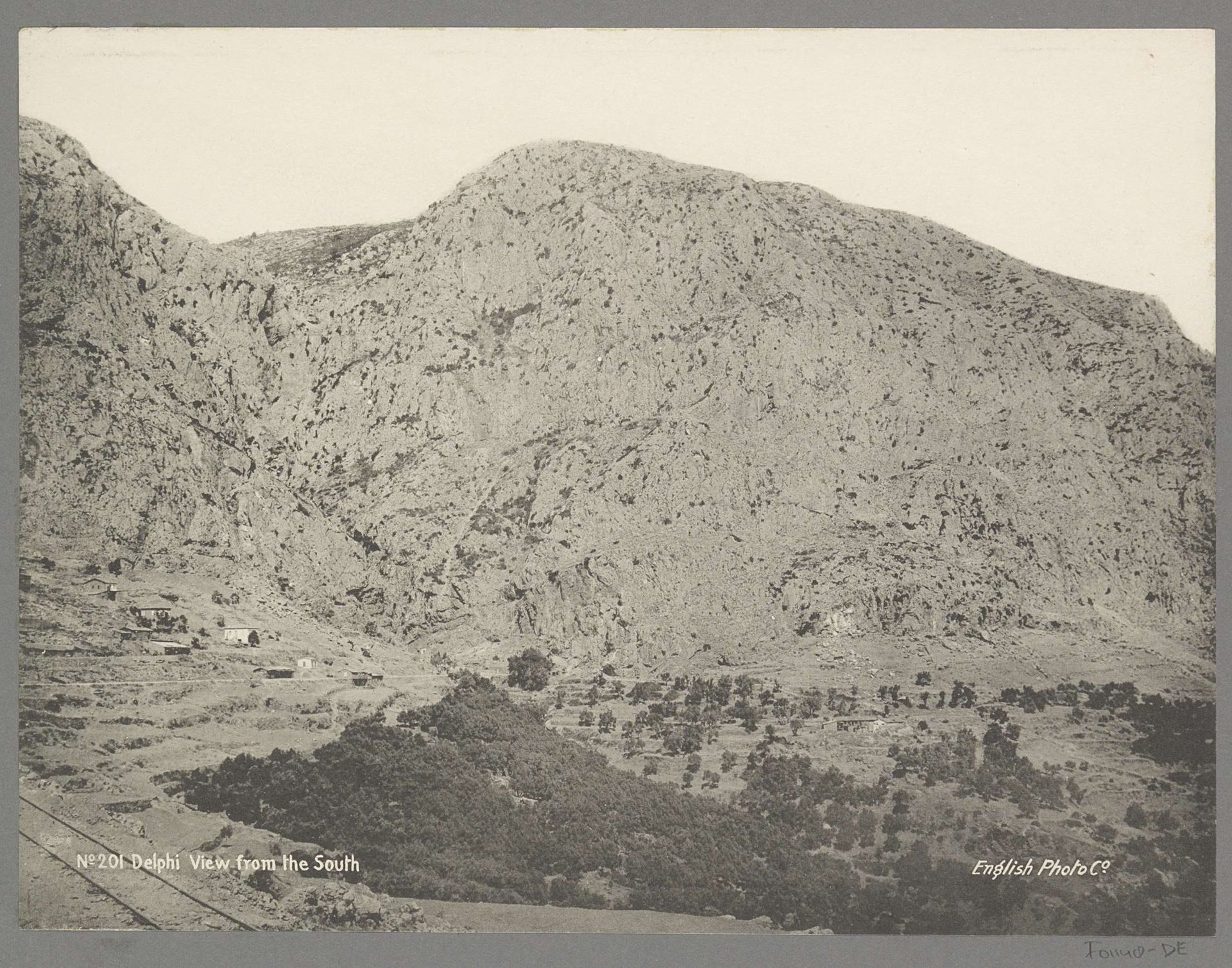 Gezicht op Delphi vanuit het zuiden by English Photo Co.