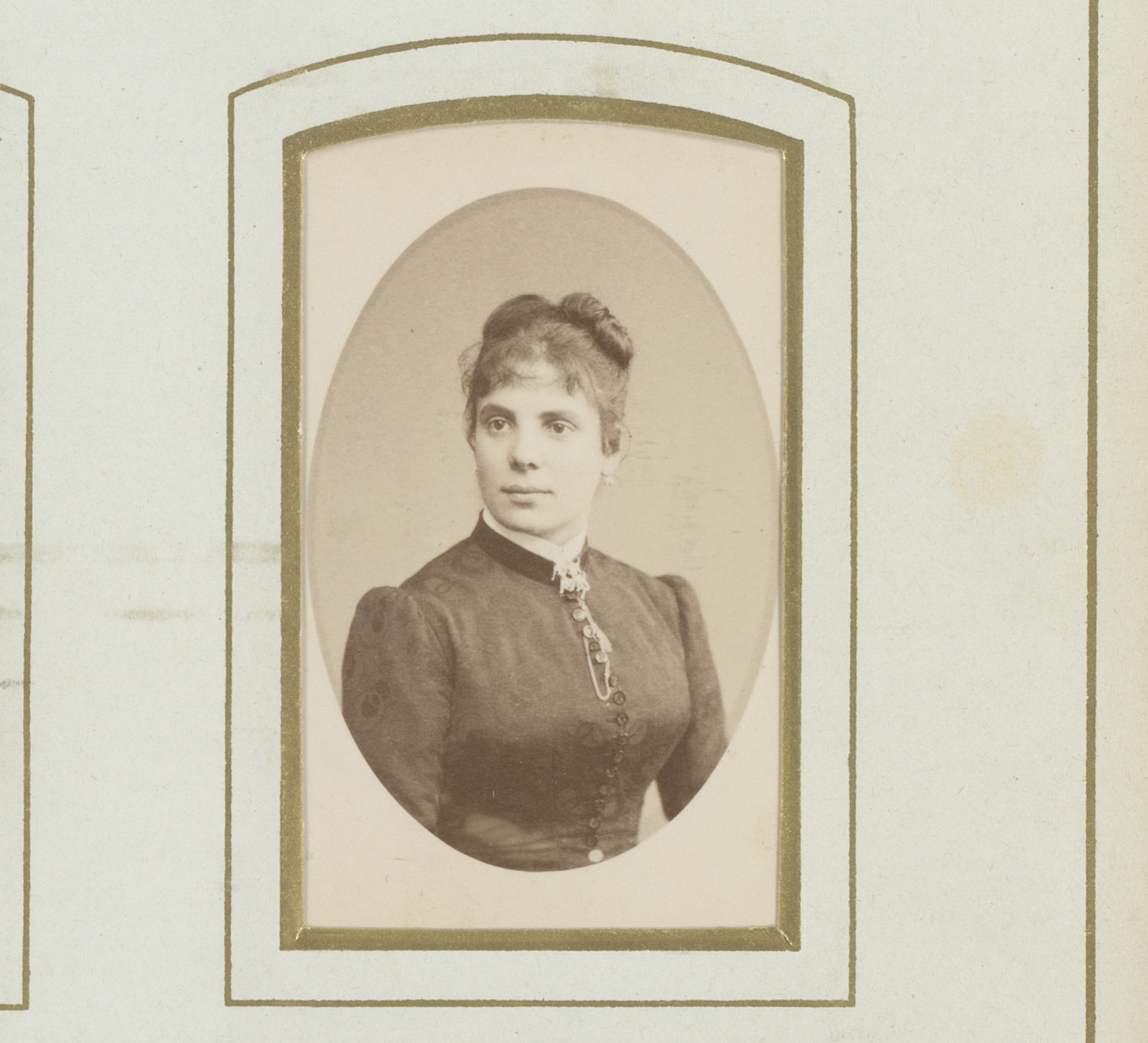 Portret van een vrouw by Gougenheim et Forest