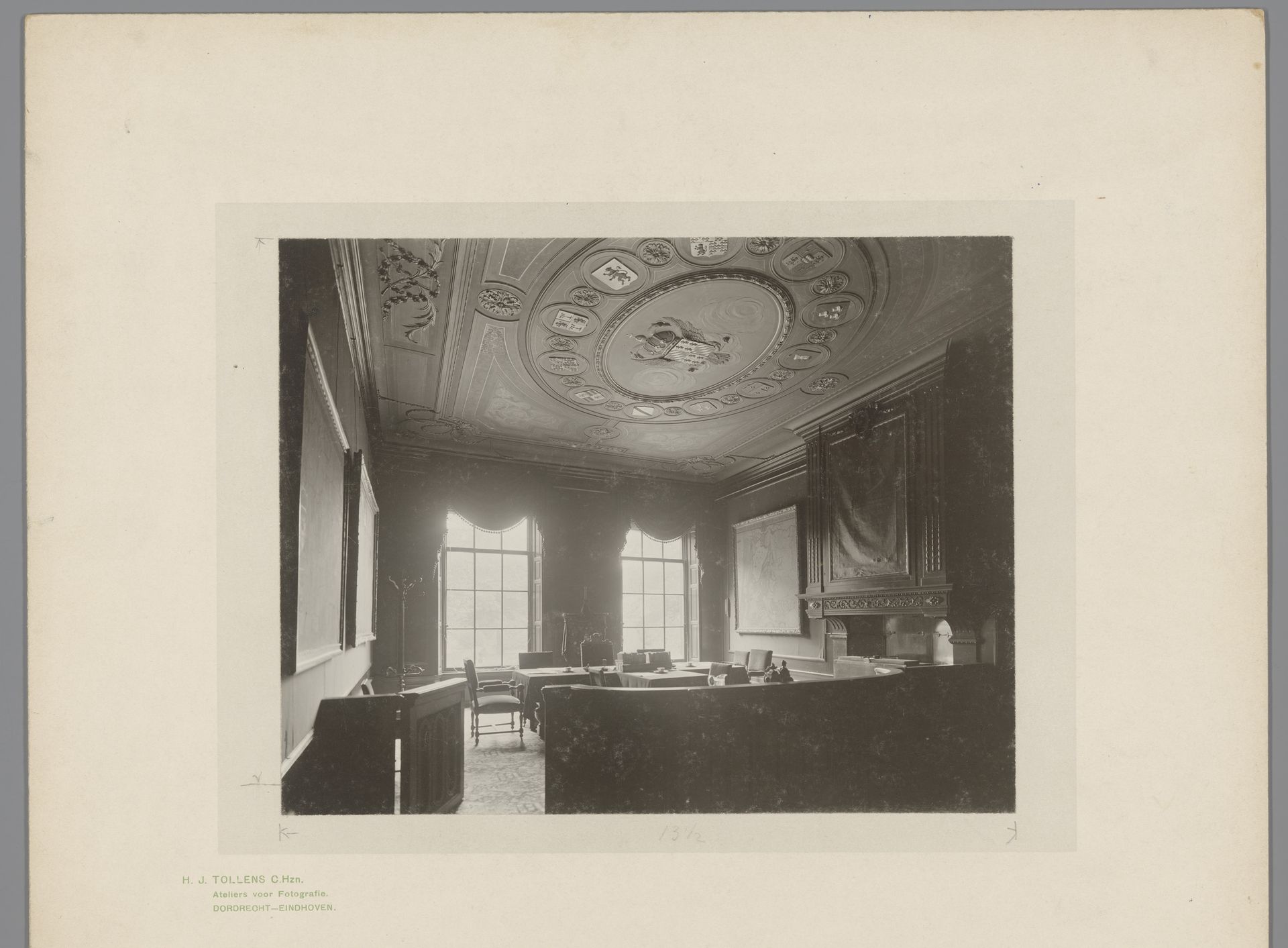 Interieur van het Gemeenlandshuis te Delft by H.J. Tollens