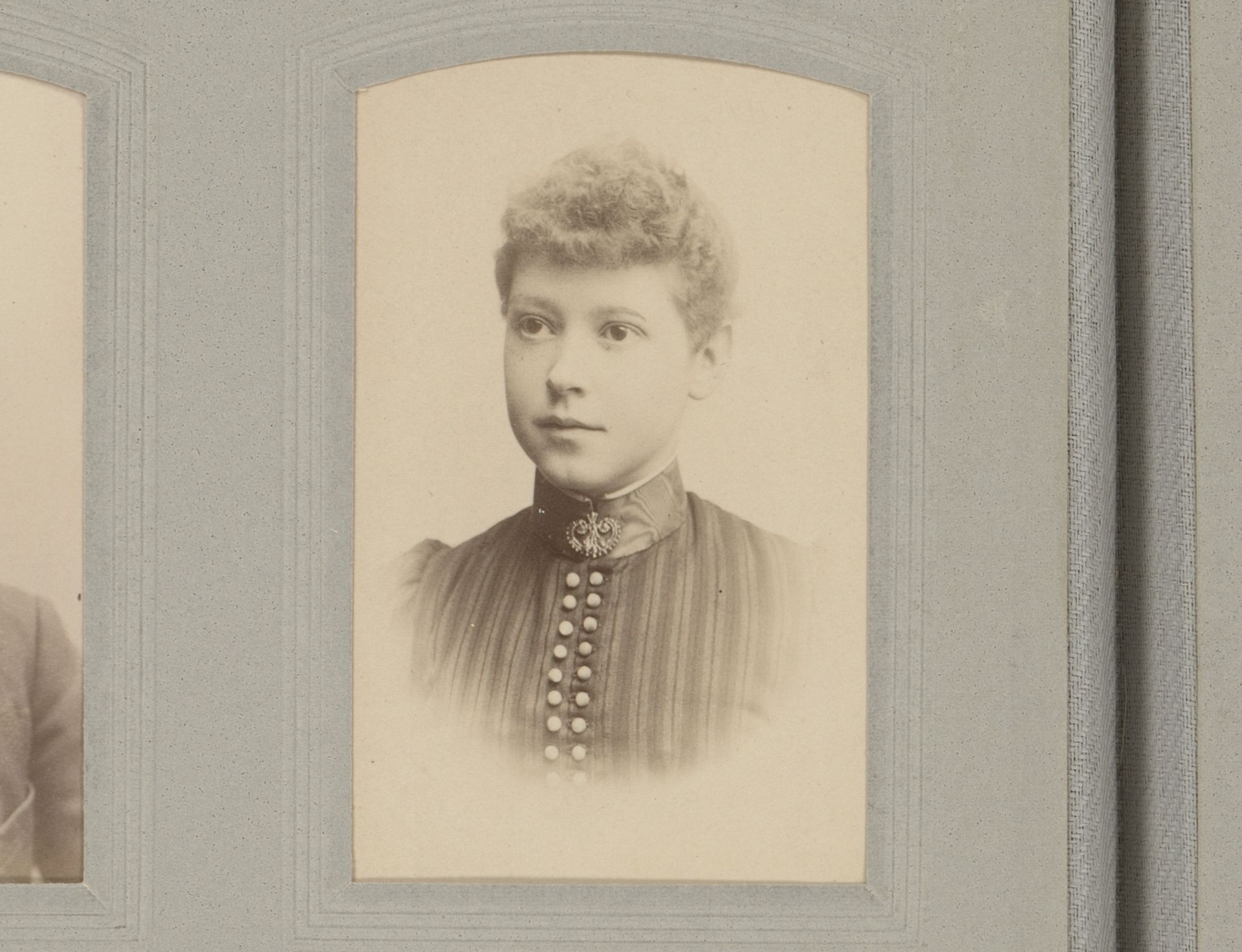 Portret van een jonge vrouw by Götilda Wilhelmina Brunstedt