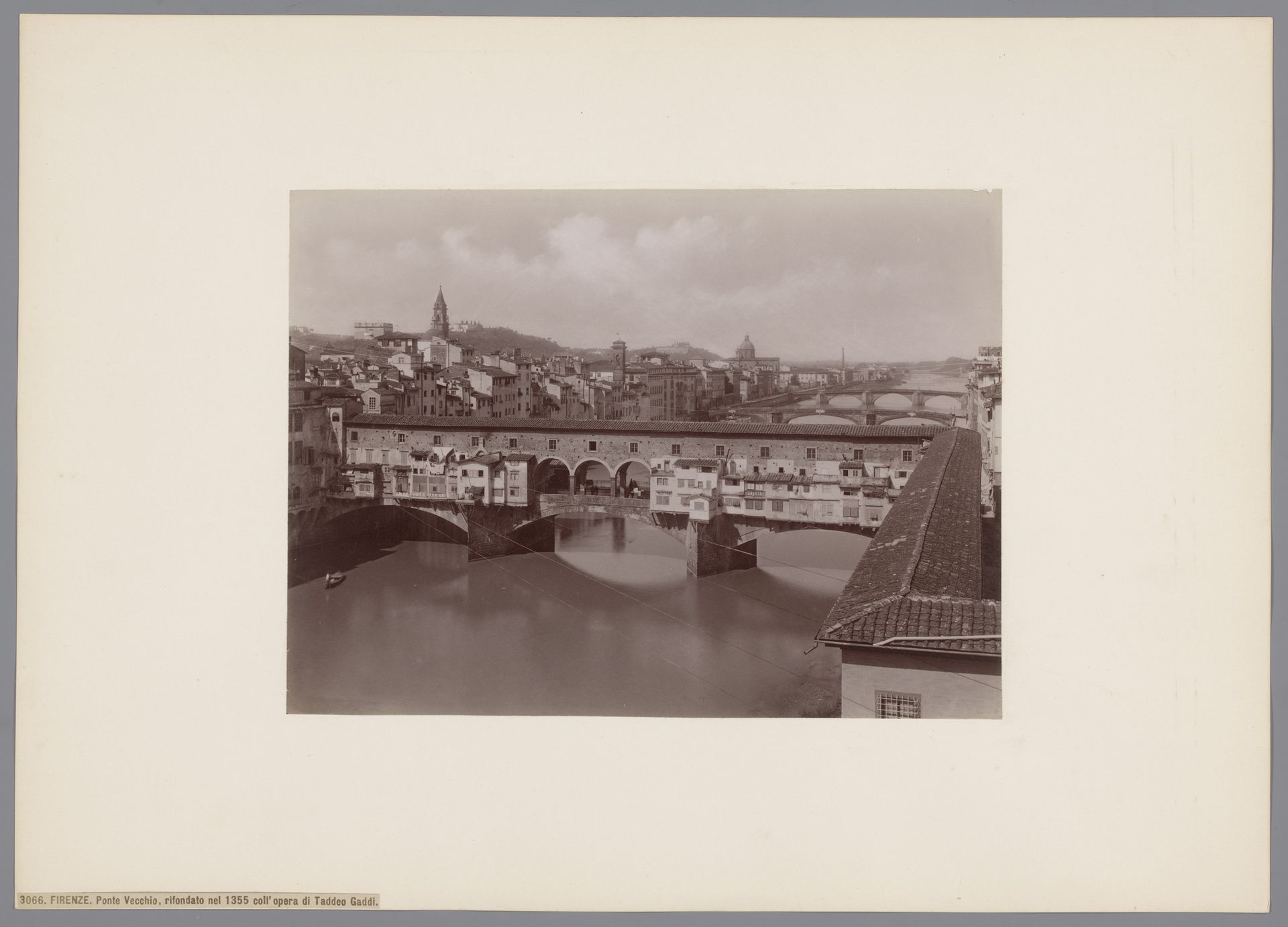 Ponte Vecchio over de Arno te Florence, Italië by Giacomo Brogi