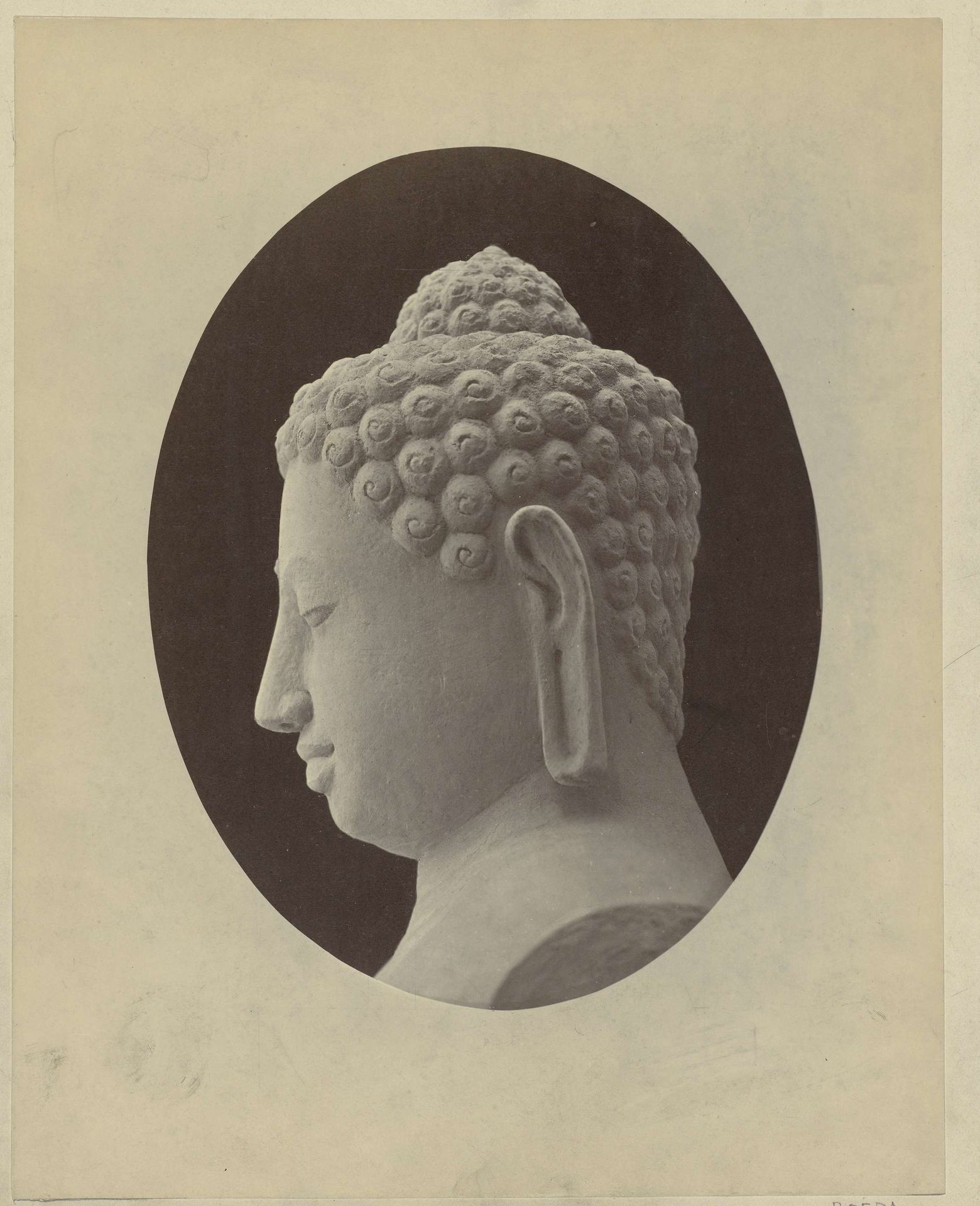 Beeld van een Boeddha hoofd en profilemet zijn haar in krullen die zijn ushnisha bedekken. by Isidore Kinsbergen
