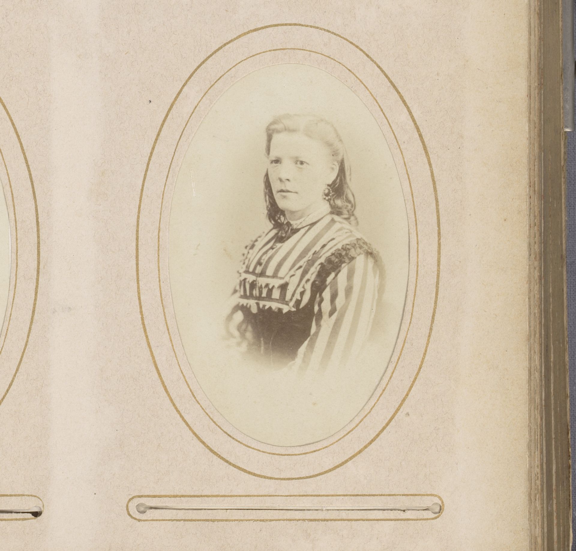Portret van een vrouw by Albert Greiner