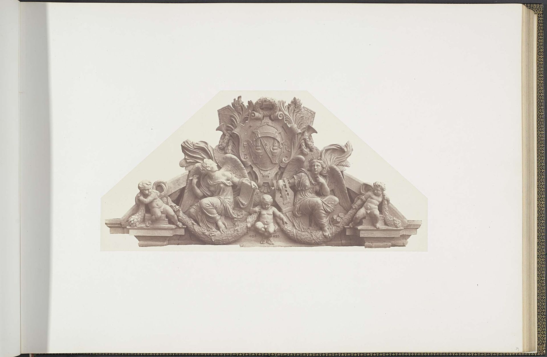Gipsmodel voor beeldhouwwerk op het Palais du Louvre by Edouard Baldus