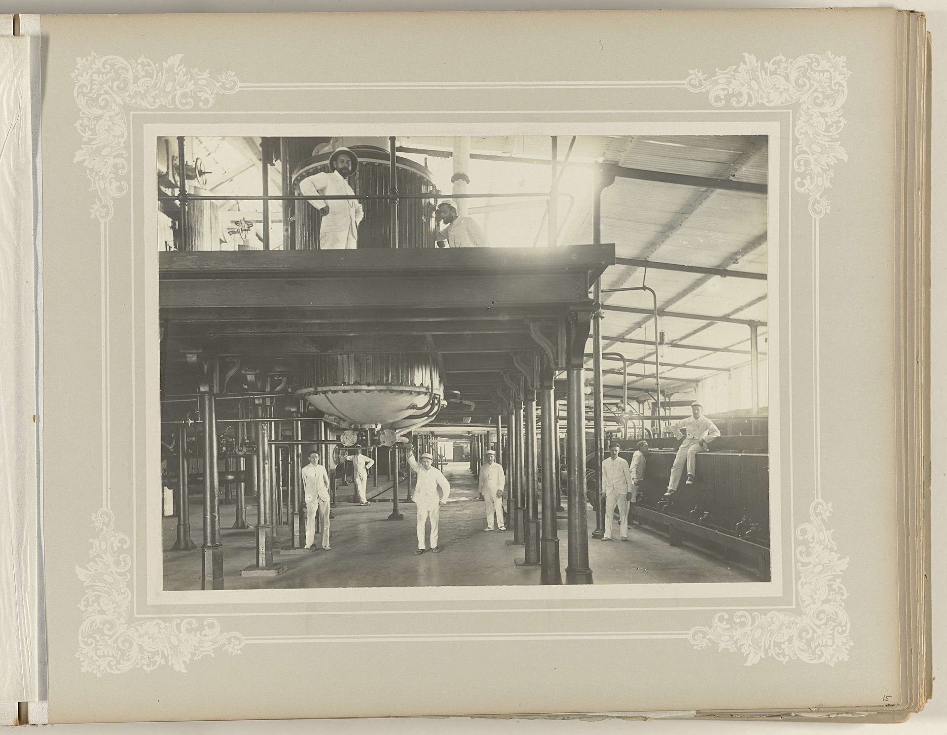 Personeel in de suikerfabriek by Otto Hisgen