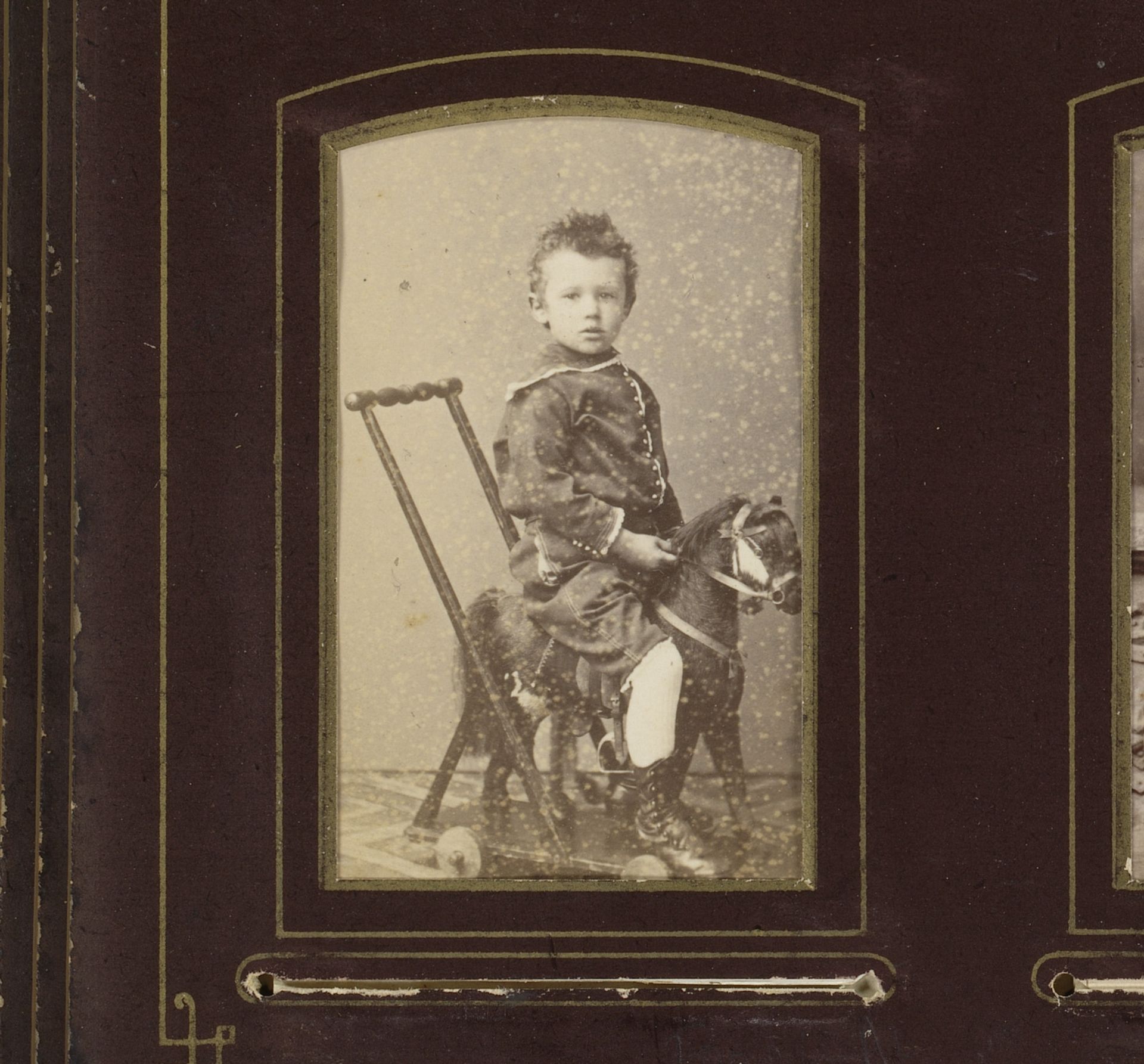 Portret van een jongen op een speelgoedpaard by A. Böeseken