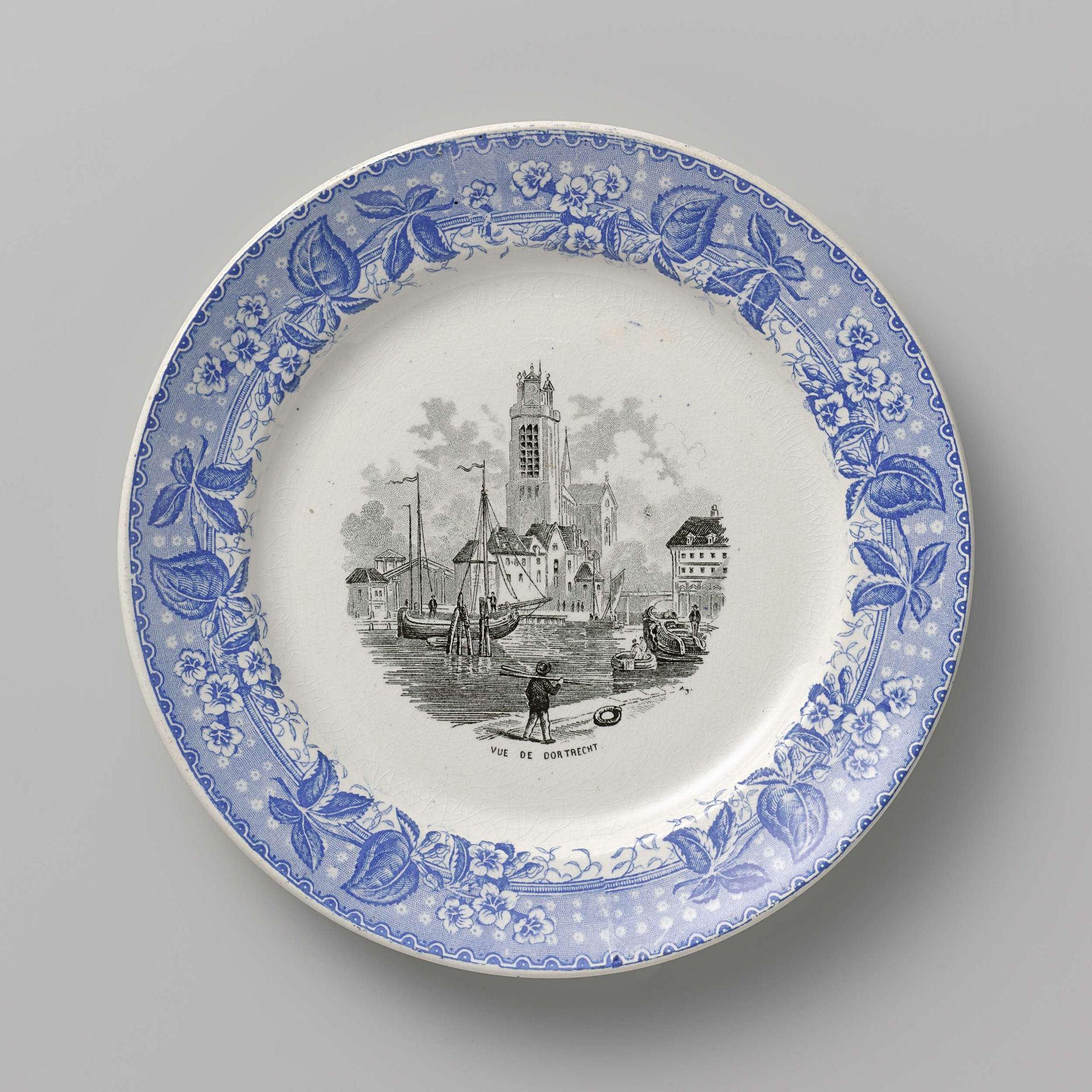 Bord met op het plat een gezicht op Dordrecht by N.V. Société Céramique
