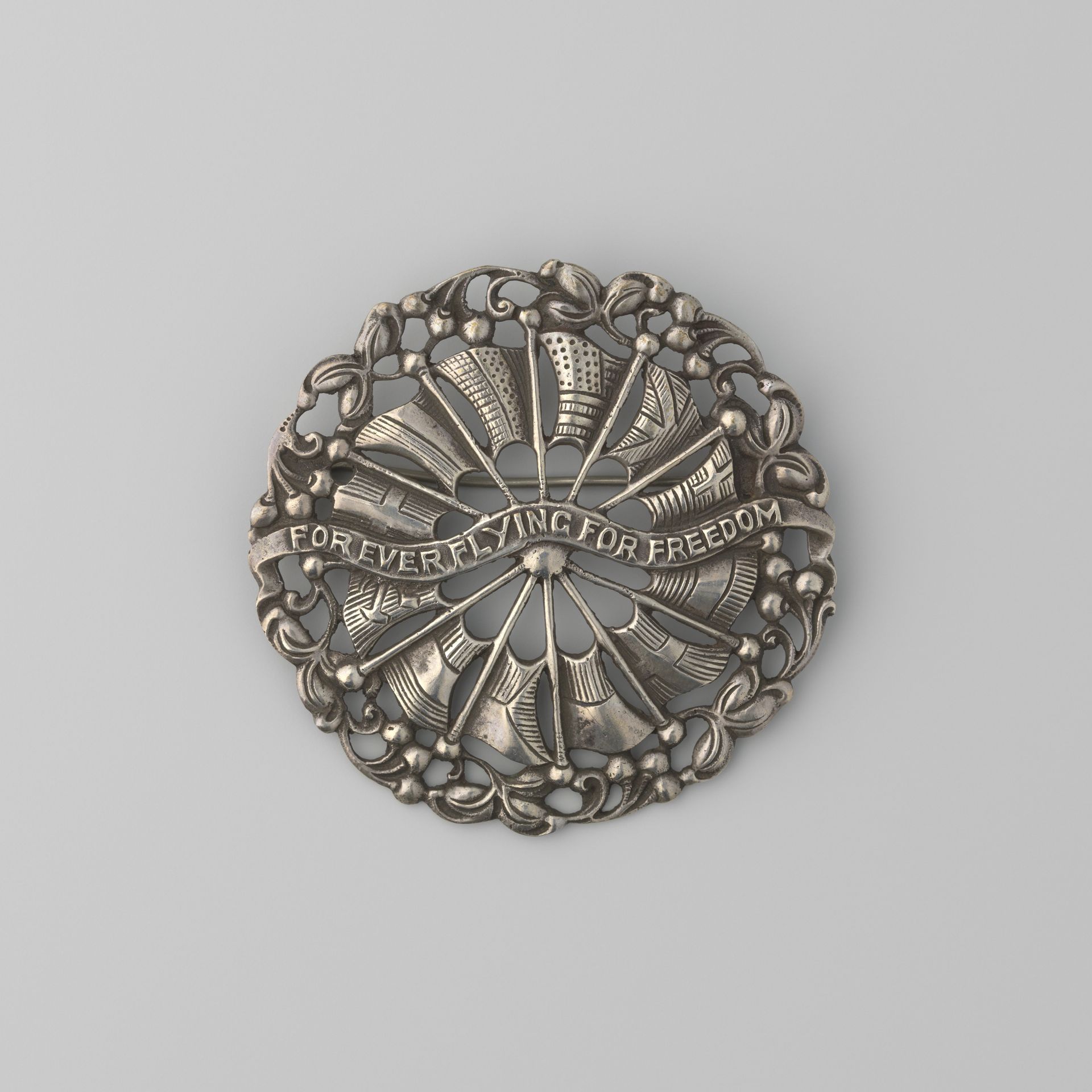 Ronde broche van zilver 'Forever flying for freedom' by Firma W. Visser