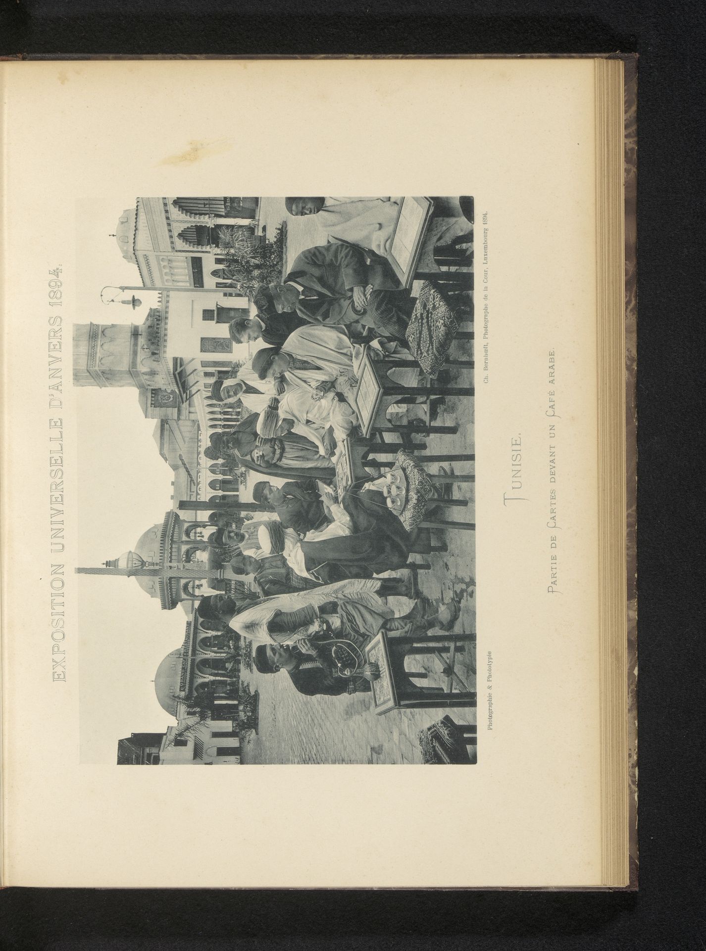Groep mannen speelt een kaartspel op een plein in het Tunesische deel van de Wereldtentoonstelling van Antwerpen in 1894 by Charles Bernhoeft