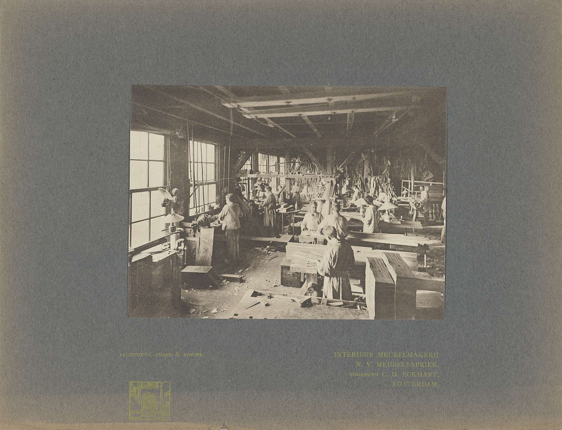 Groep werknemers in meubelmakerij N.V. Meubelfabriek by Emrik & Binger