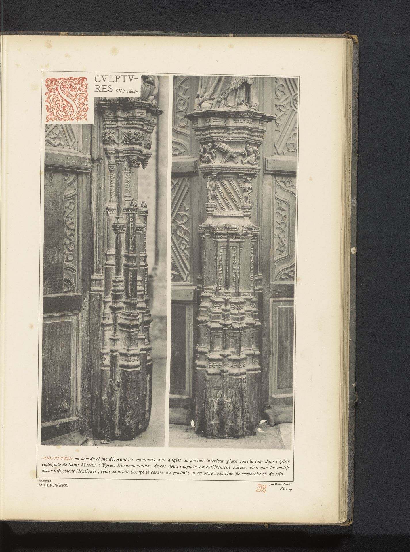 Twee gedecoreerde steunpilaren van hout in de Sint-Maartenskerk in Ieper, België by Anonymous