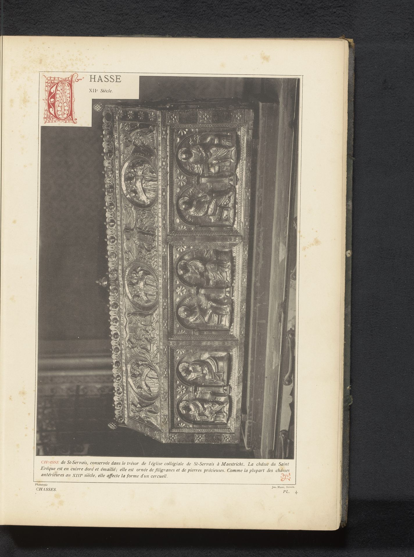 Relikwieënkast van de heilige Servaas in de Sint-Servaasbasiliek in Maastricht by Anonymous