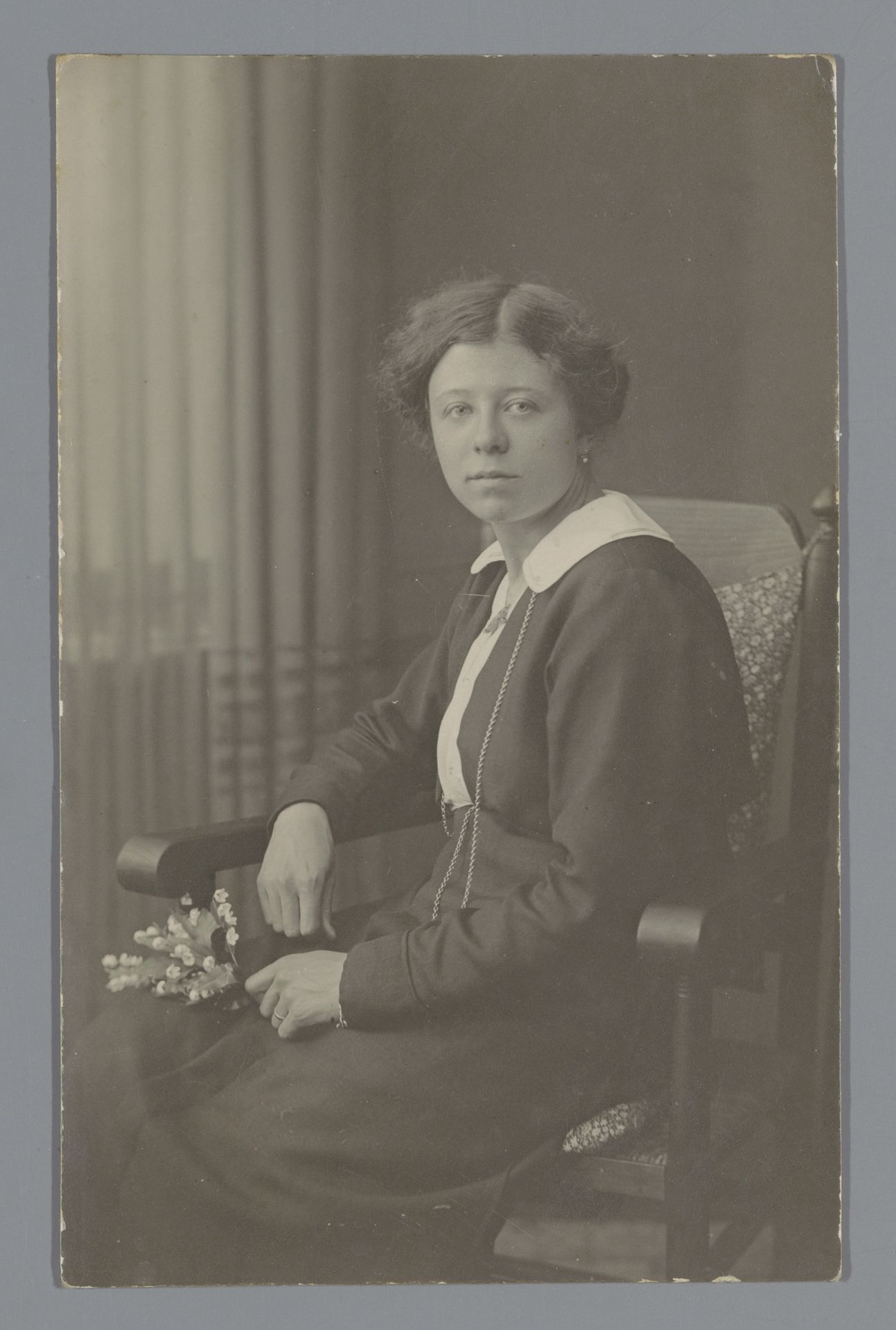 Portret van een onbekende vrouw op een stoel by B. Brandsma