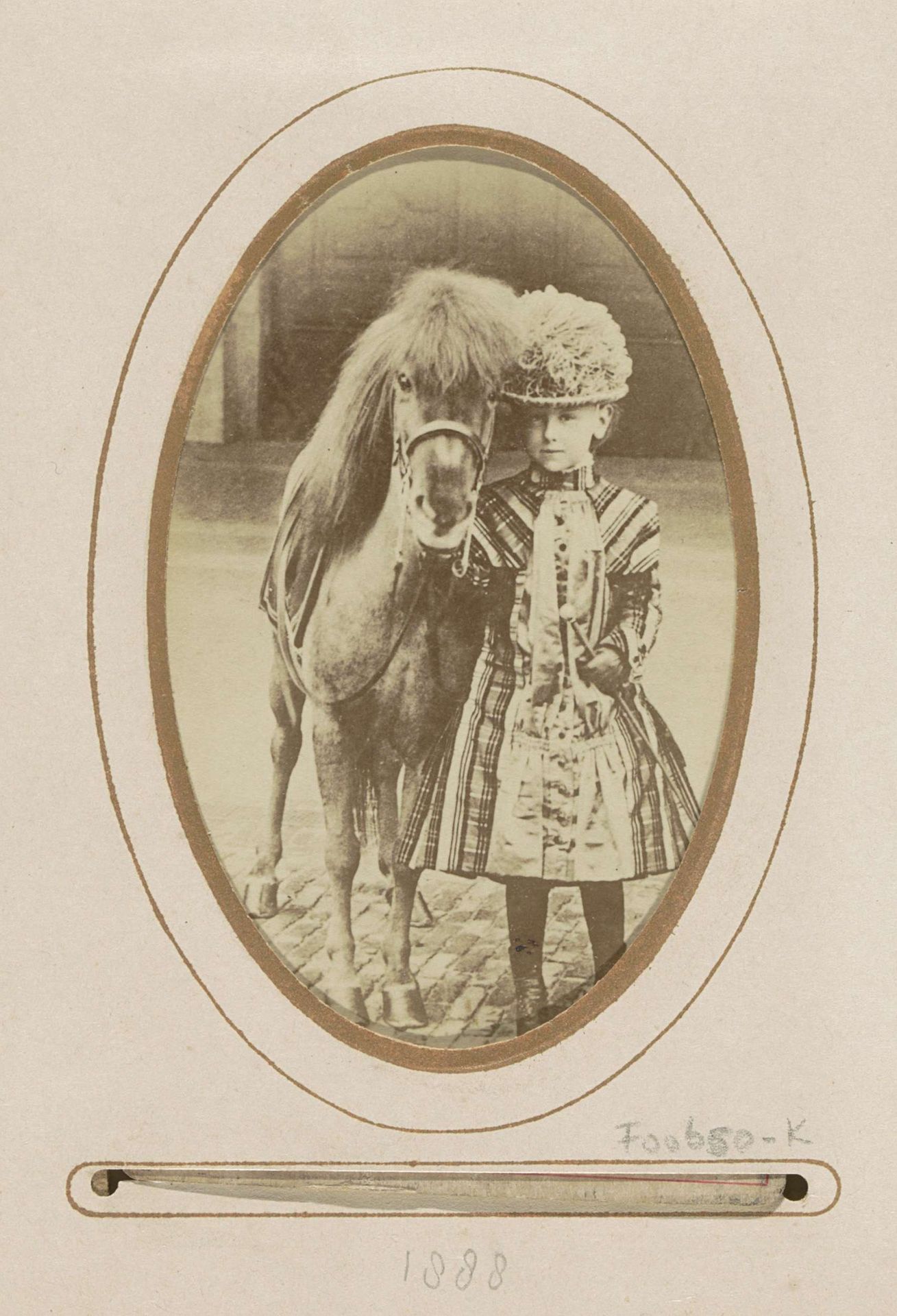 Portret van prinses Wilhelmina als kind met een pony by Richard Kameke