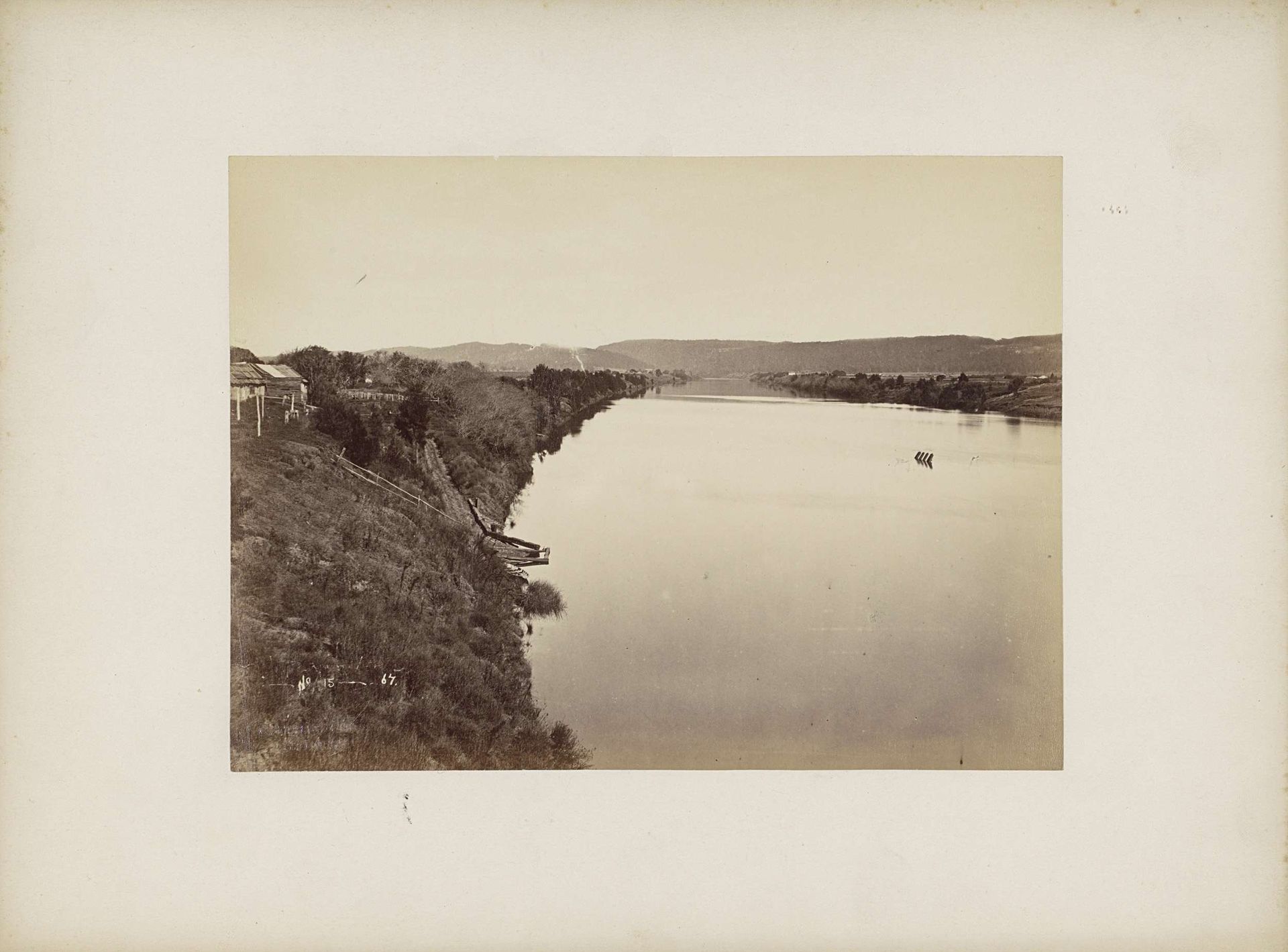 Gezicht op een rivier en oevers, vermoedelijk in de buurt van Sydney by Charles Bayliss