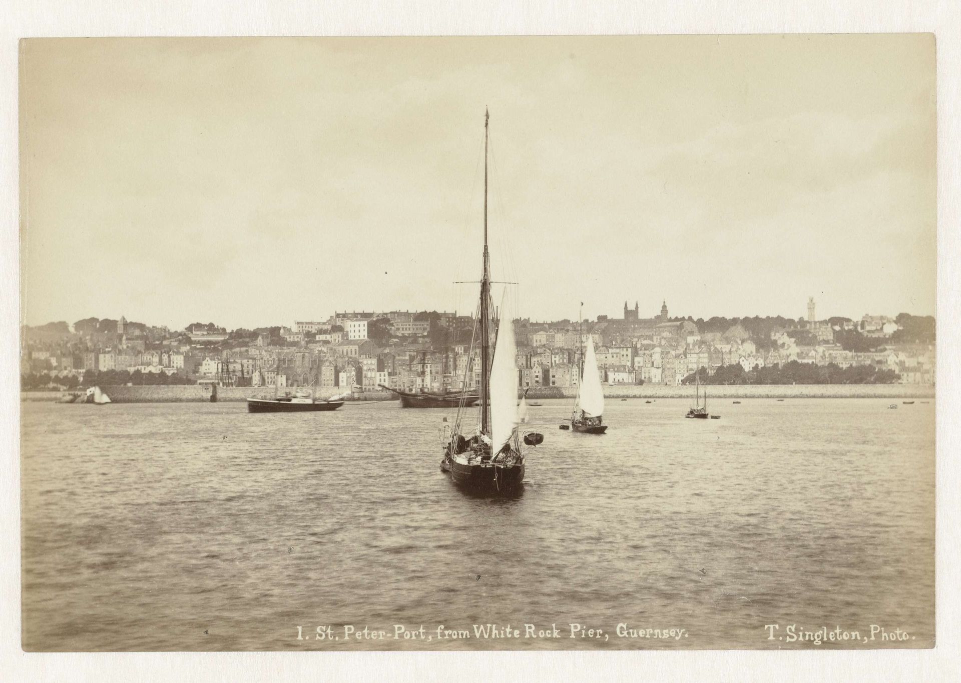 Gezicht op Saint Peter Port in Guernsey by Thomas Singleton