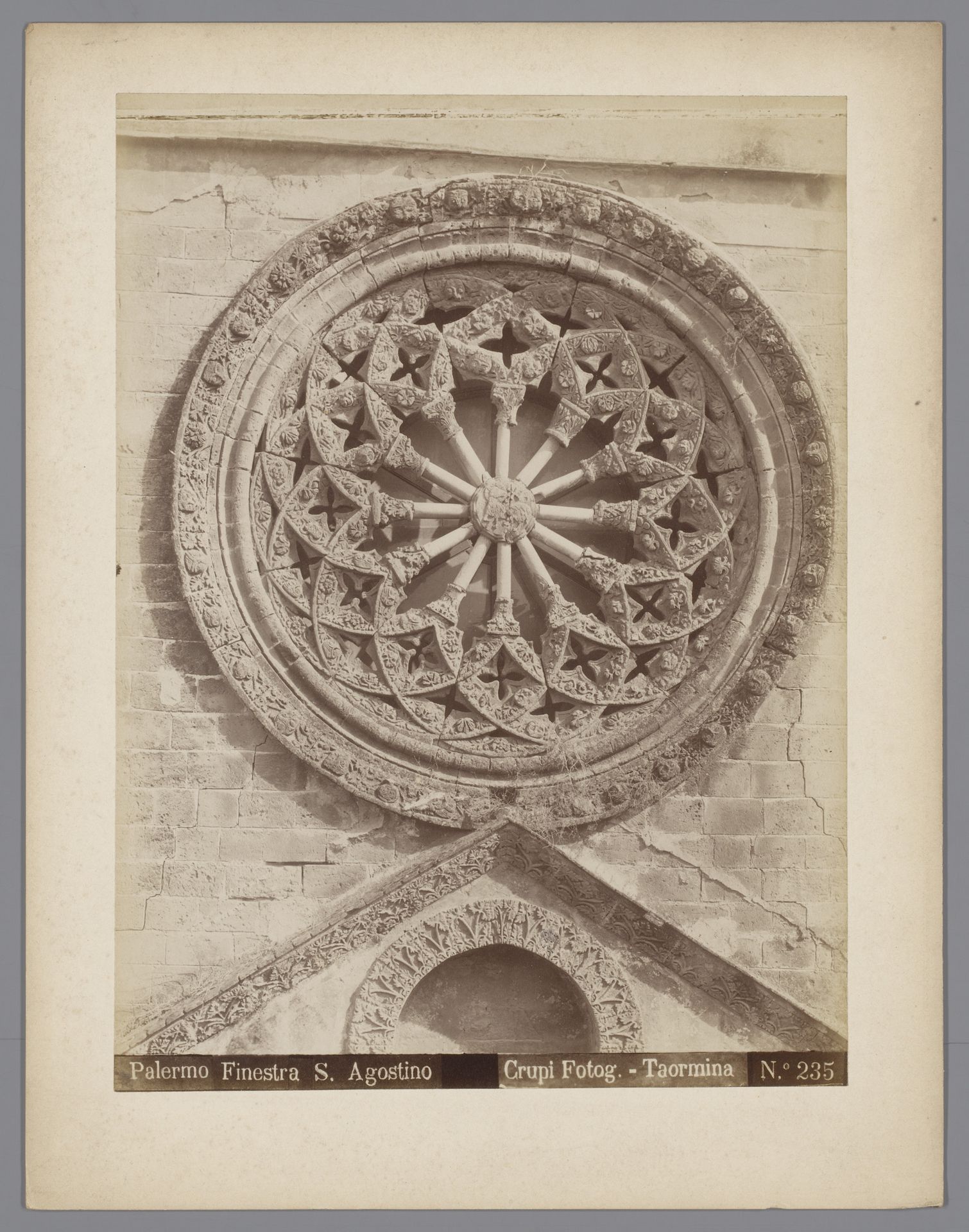 Roosvenster boven de entree van de Sant'Agostino te Palermo, Italië by Giovanni Crupi
