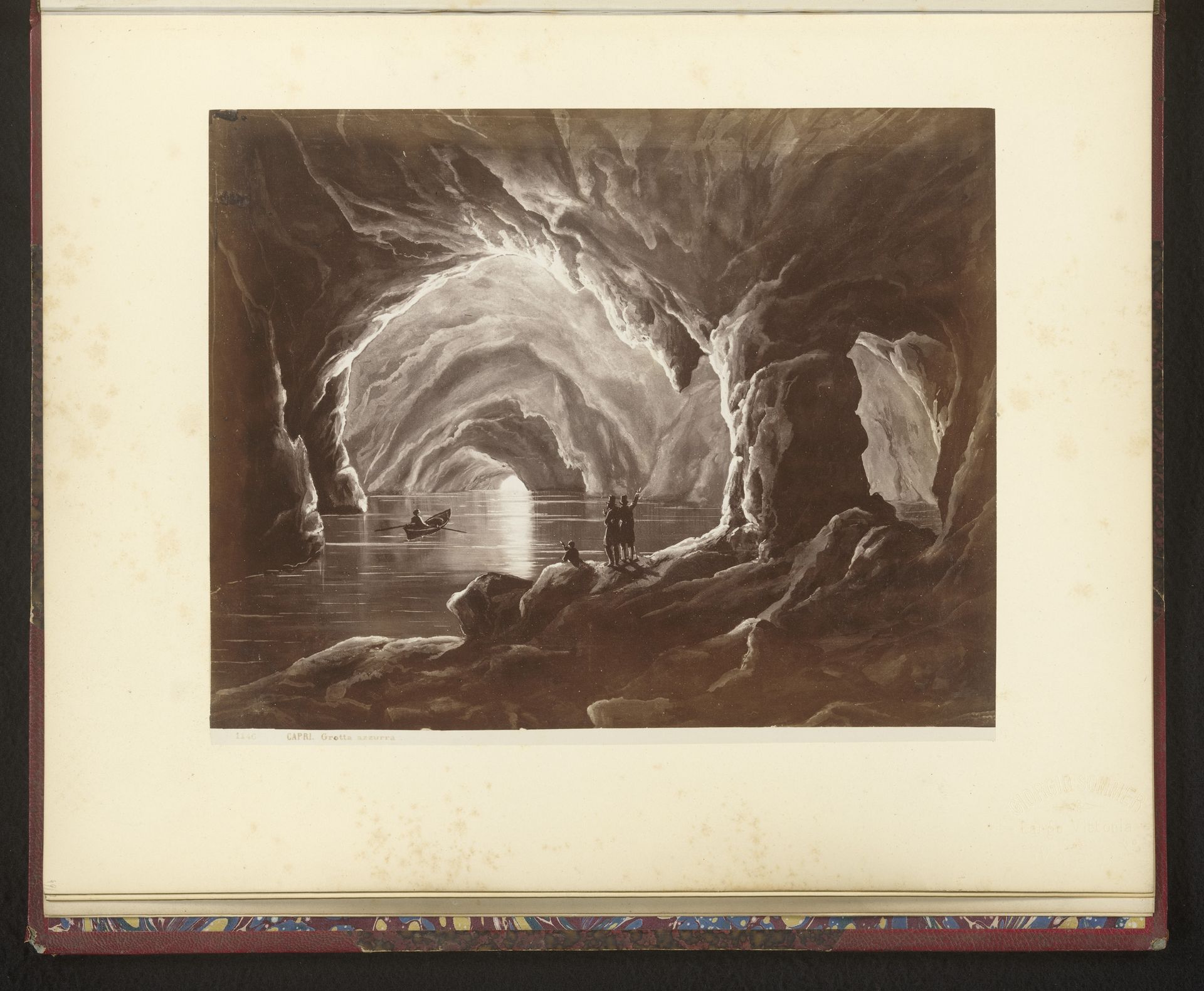 Fotoreproductie van een prent van Grotta Azzurra te Capri by Giorgio Sommer