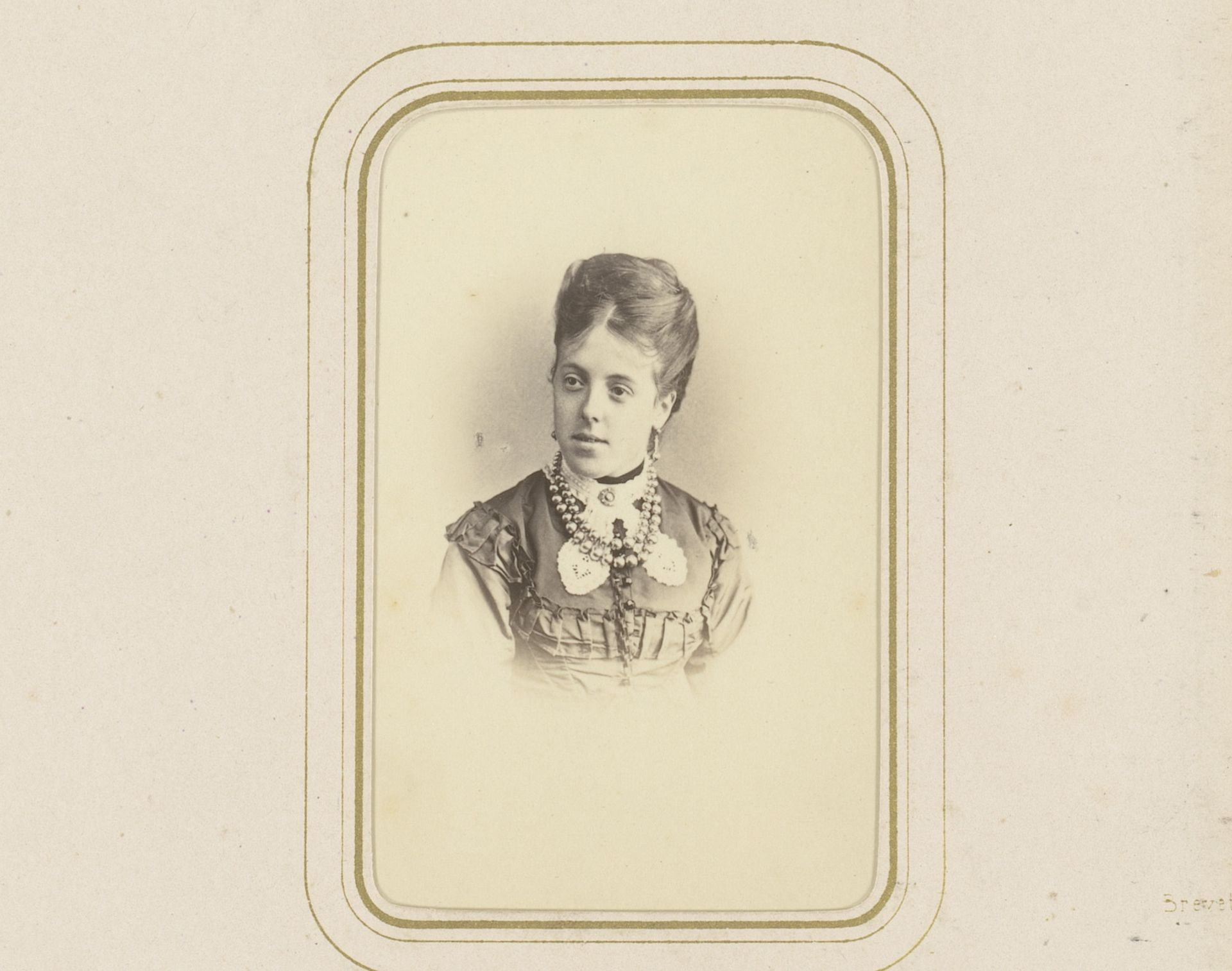 Portret van een jonge vrouw met oorbellen en halsketting by Richard Boning