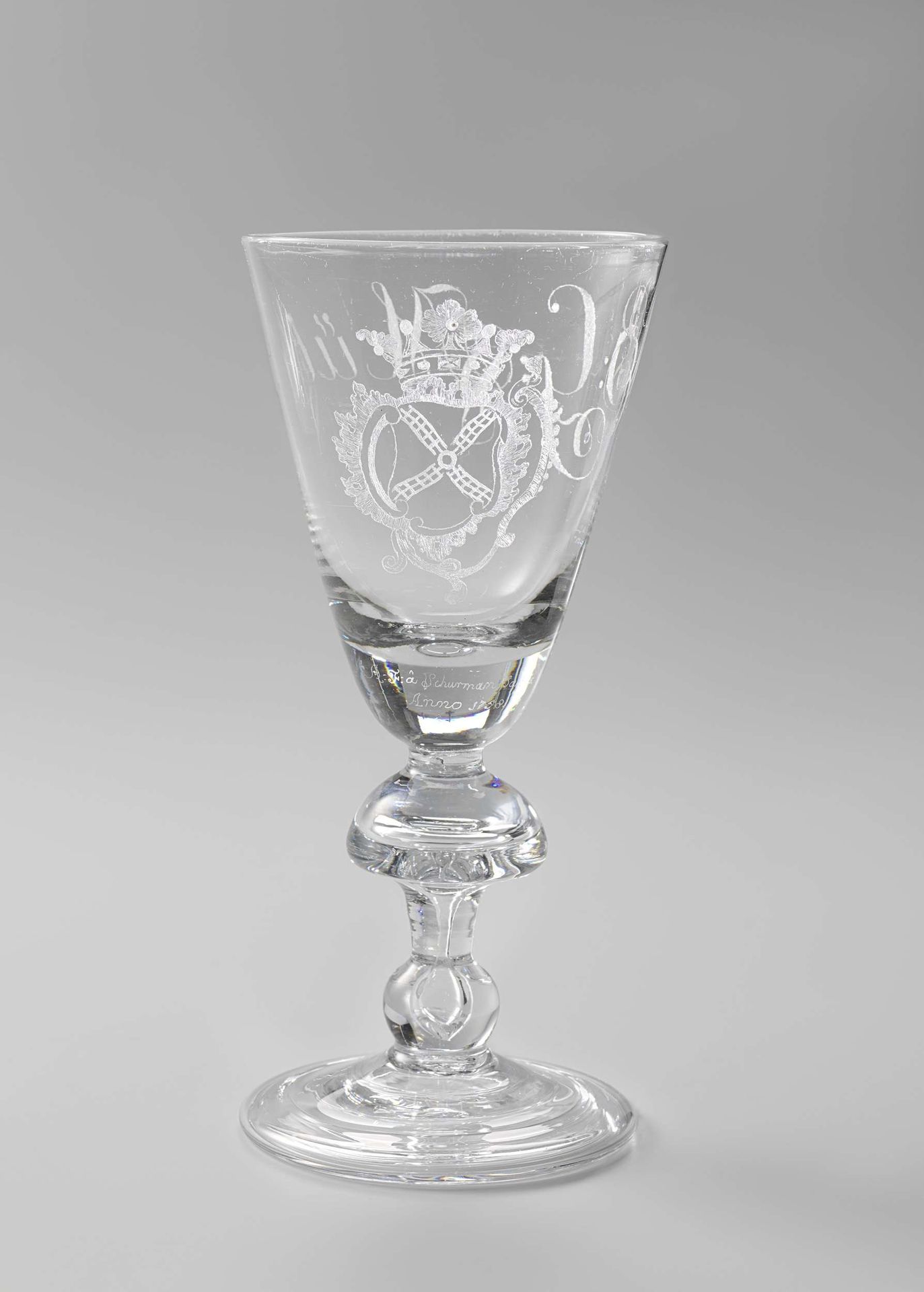 Kelkglas met een wapen met vier molenwieken by Anonymous
