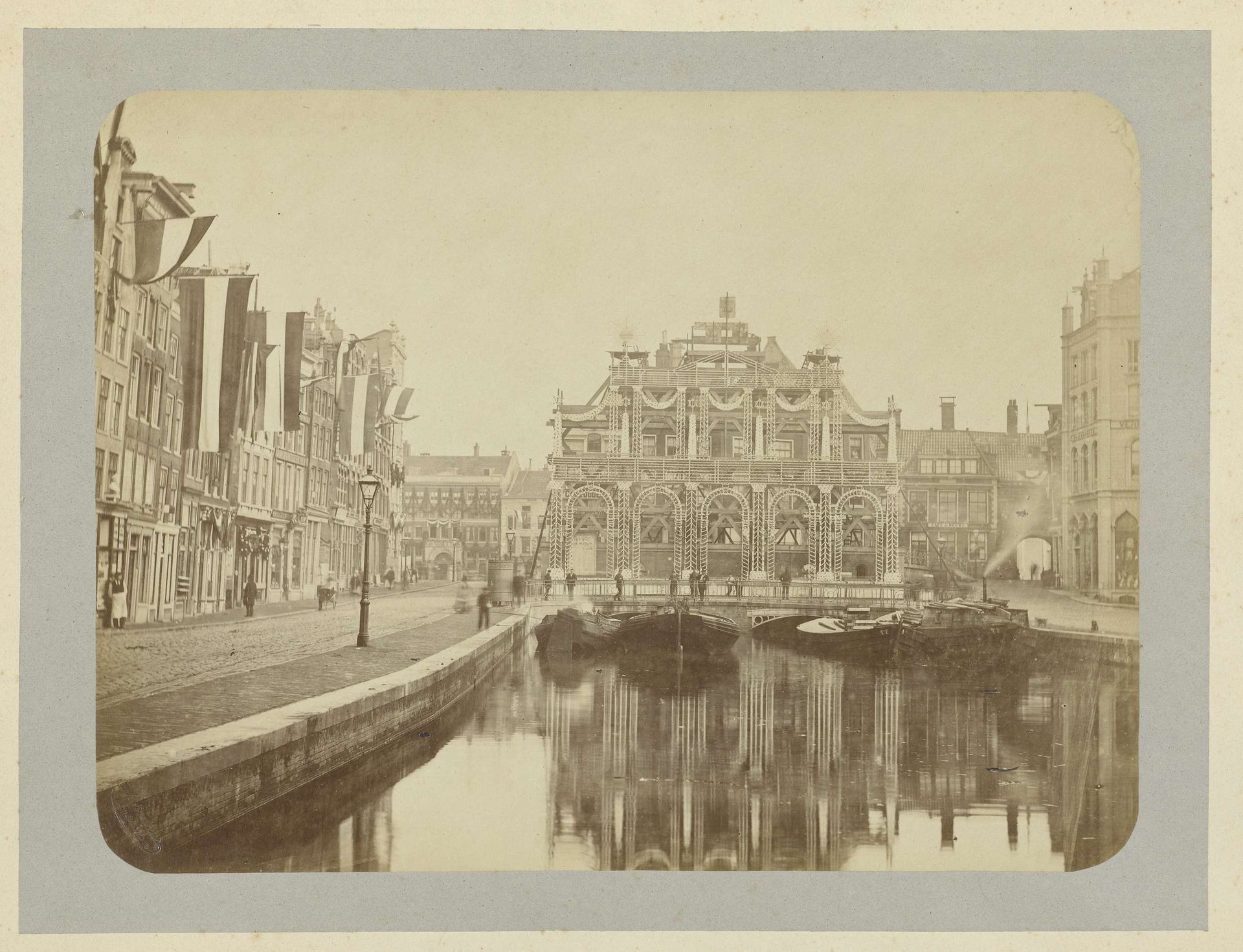 Decoratie bij de ontvangst van Willem III en Emma op het Rokin in Amsterdam by Albert Greiner